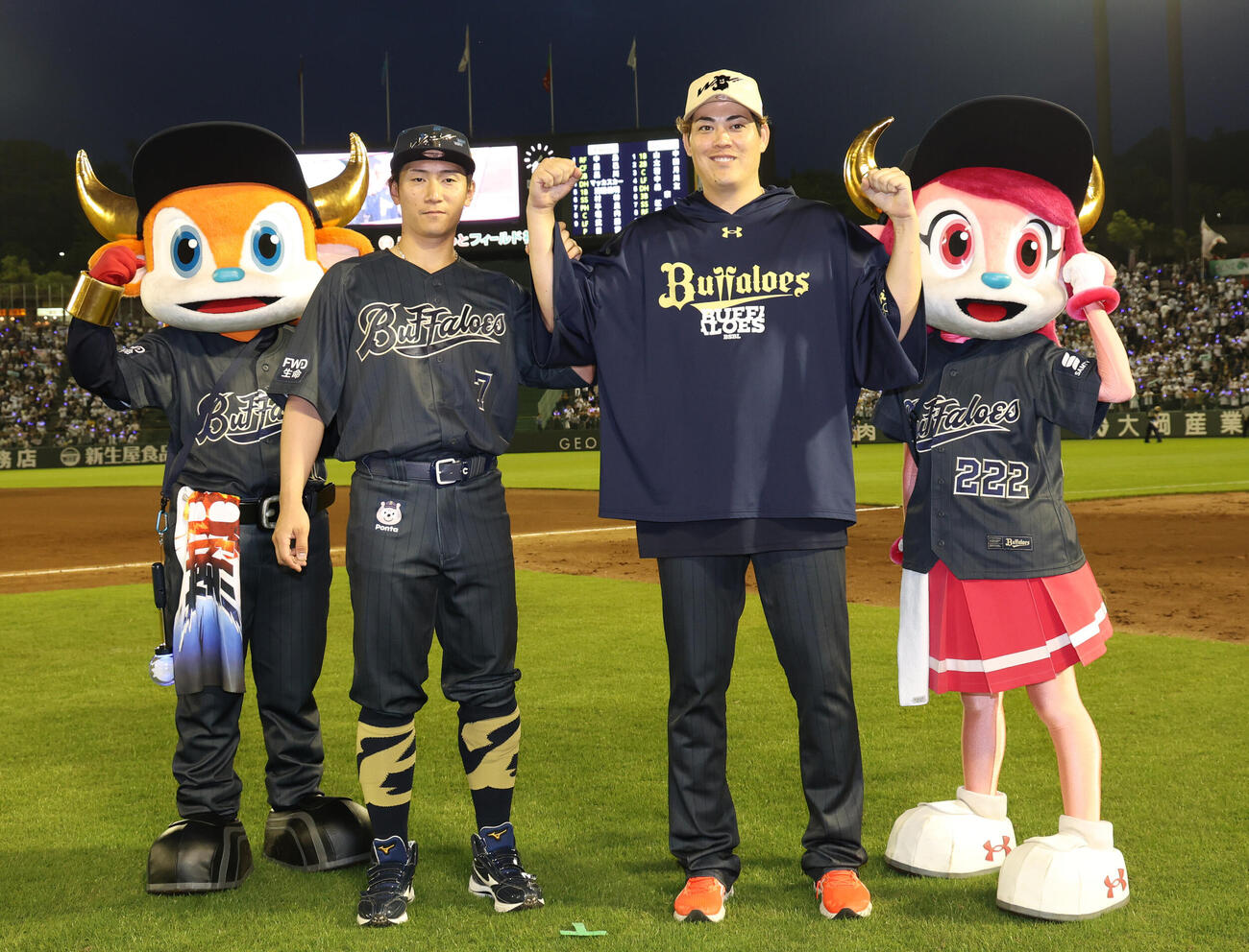 オリックス対楽天　決勝本塁打のオリックス西川龍馬（左）と6勝目を挙げた九里亜蓮はヒーローインタビュー後にポーズを決める（撮影・西尾就之）