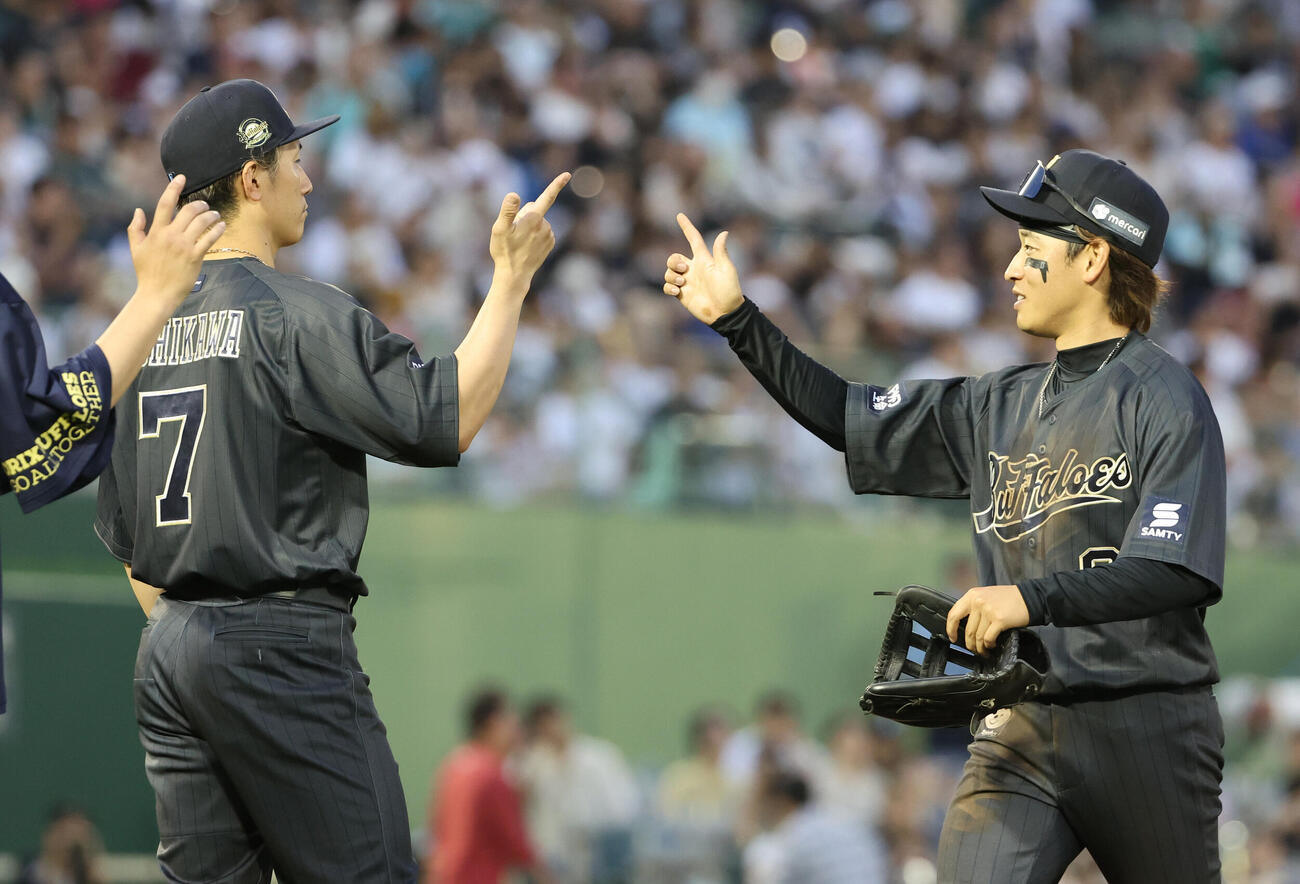 オリックス対楽天　決勝本塁打のオリックス西川龍馬（左）は渡部遼人とハンドサインを交換（撮影・西尾就之）
