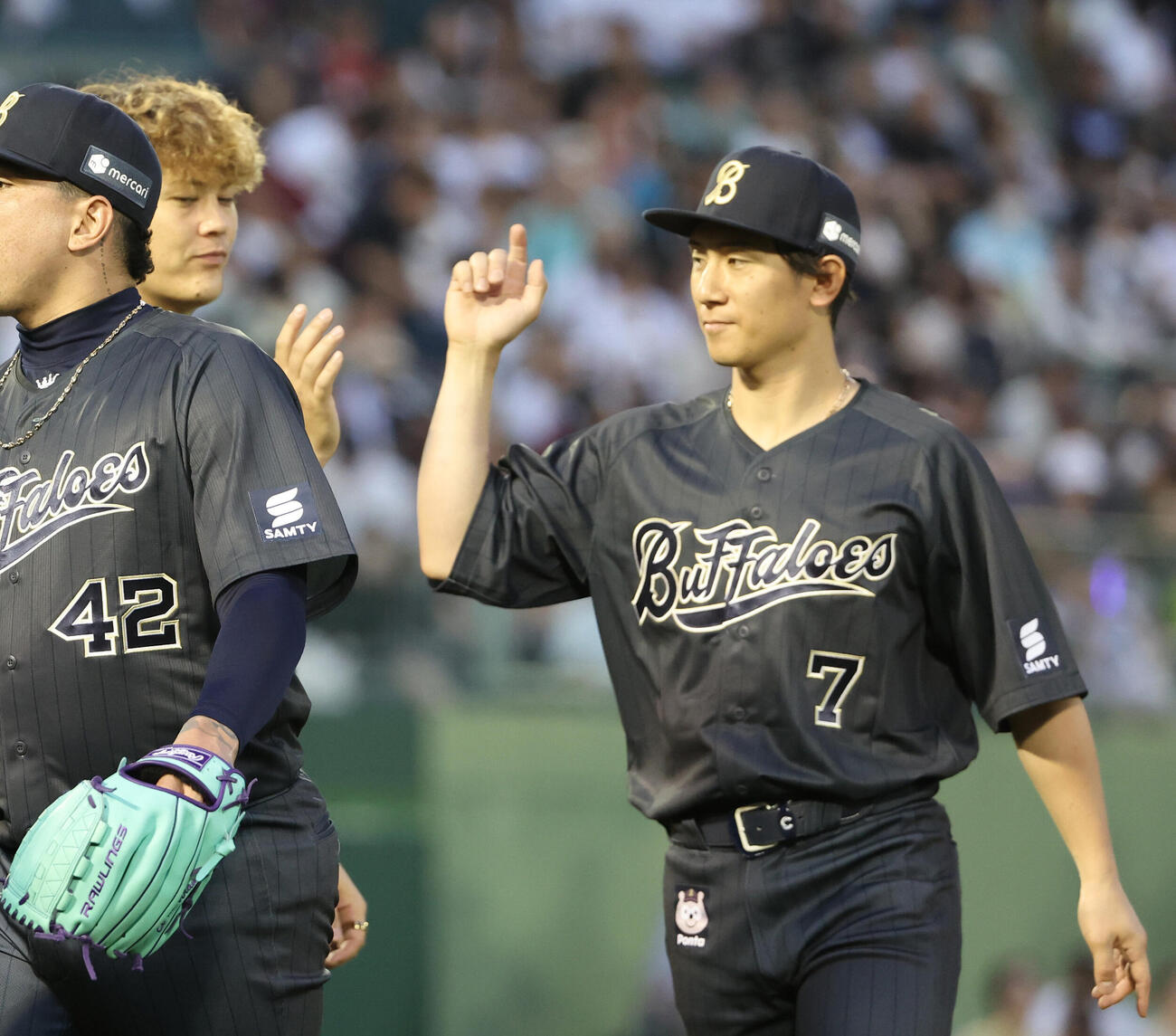 オリックス対楽天　決勝本塁打のオリックス西川龍馬（右）は6勝目を挙げた九里亜蓮とタッチ（撮影・西尾就之）