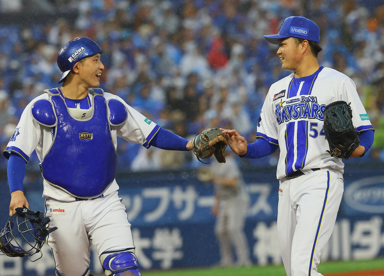 DeNA対巨人　1回表を無失点に抑え笑顔を見せる松尾汐恩（左）と石田裕太郎石田裕太郎（撮影・水谷安孝）