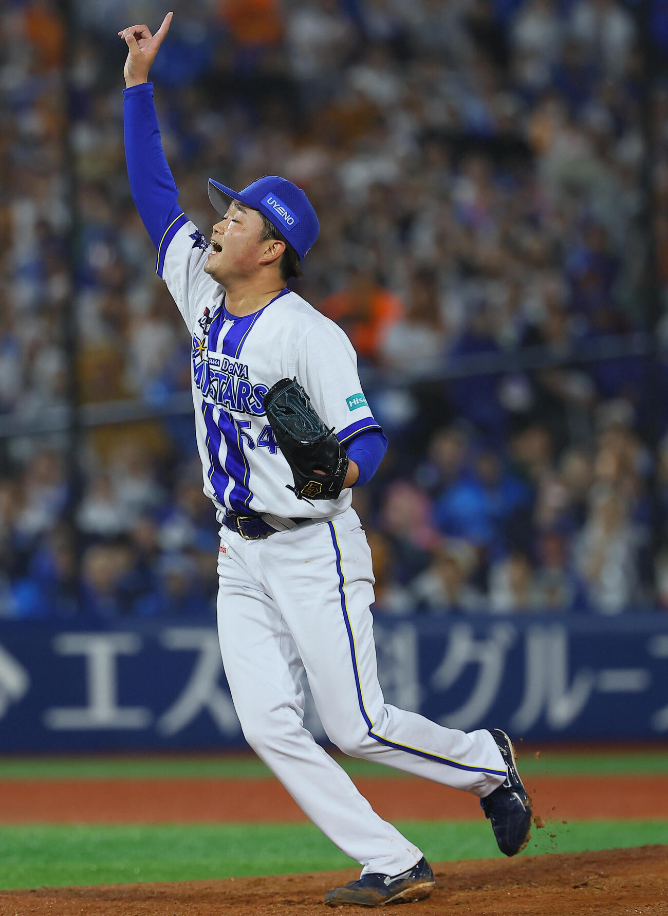 DeNA対巨人　ボールの行方を指さす石田裕太郎（撮影・水谷安孝）