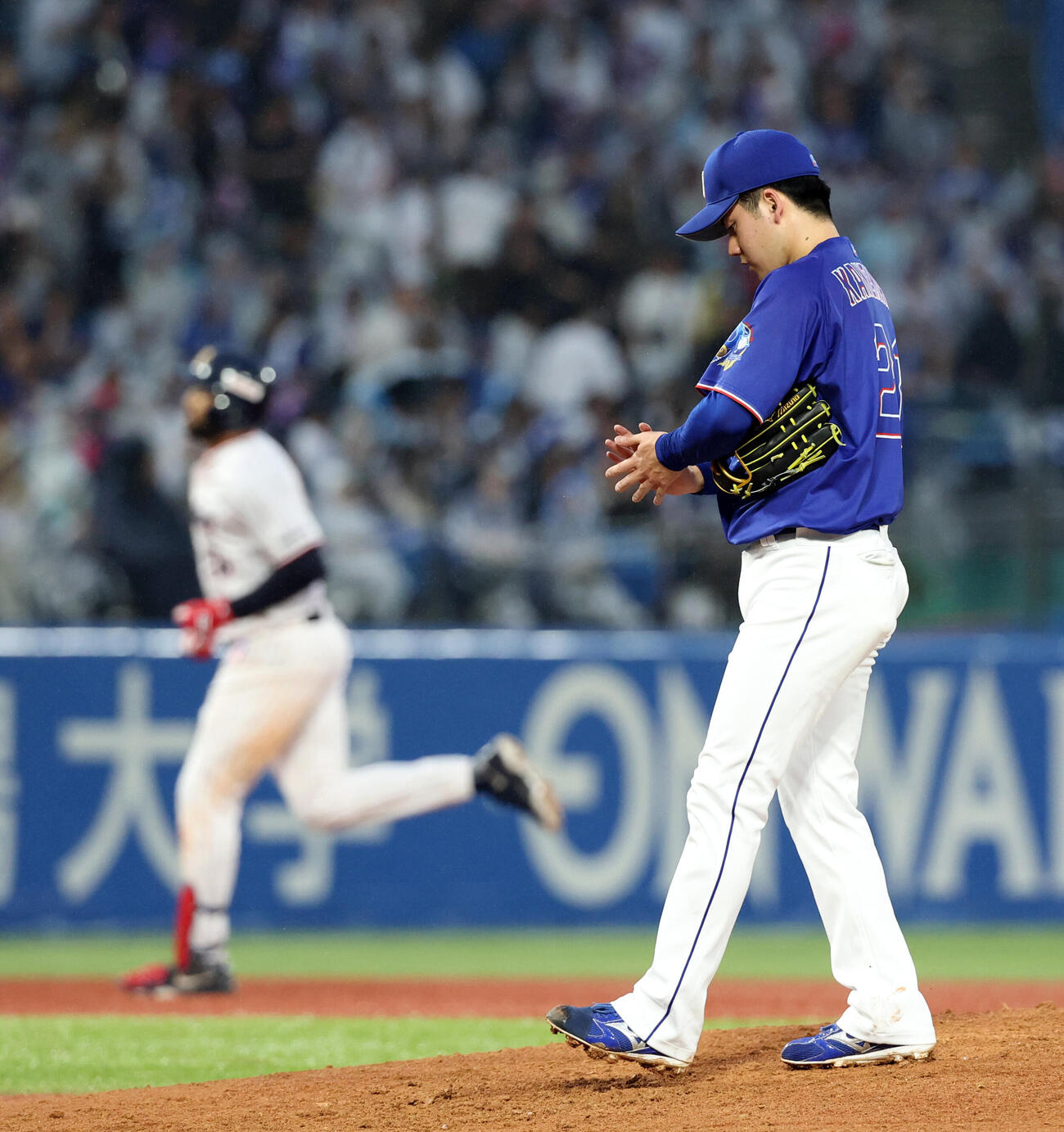 ヤクルト対中日　6回裏ヤクルト無死、サンタナ（後方）にソロ本塁打を許した金丸夢斗（撮影・浅見桂子）
