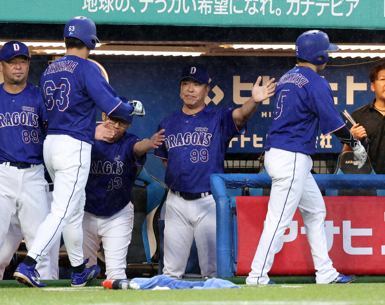 ヤクルト対中日　6回表中日1死二、三塁、細川成也の2点適時二塁打で生還した村松開人（手前）らを迎える井上一樹監督（撮影・浅見桂子）