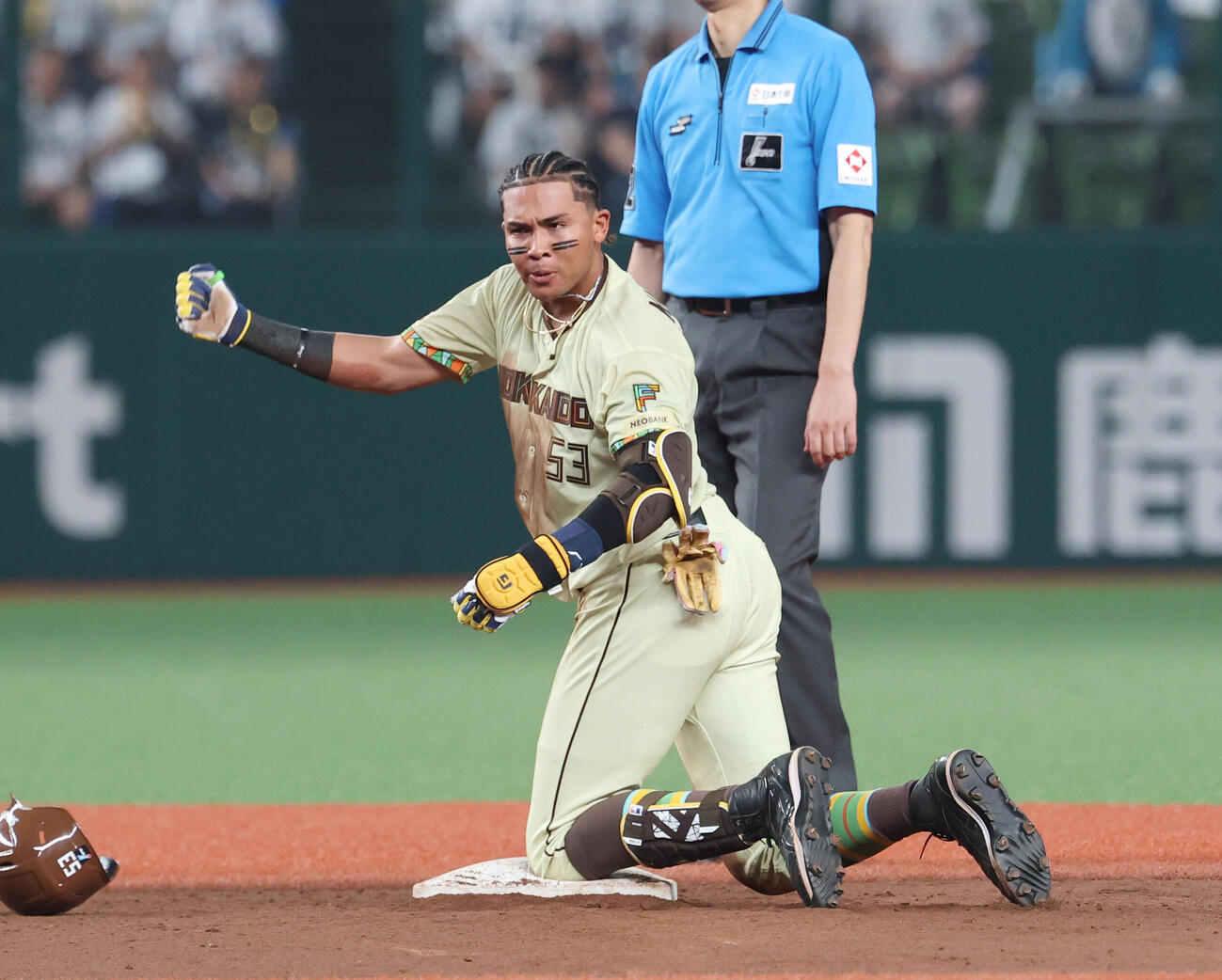 西武対日本ハム　5回表日本ハム2死満塁、適時打を放ちガッツポーズをする水谷瞬（撮影・増田悦実）