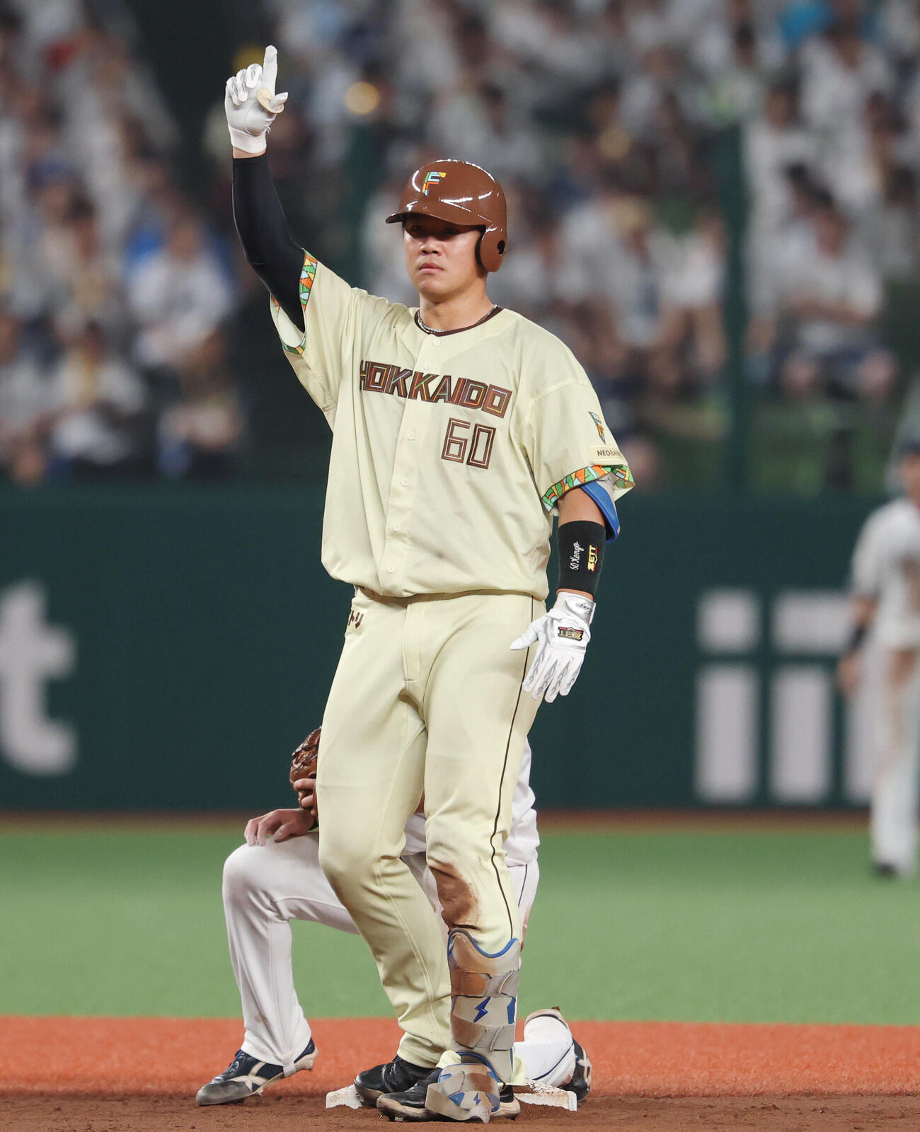 西武対日本ハム　5回表日本ハム無死、二塁打を放ちポーズをする吉田賢吾（撮影・増田悦実）
