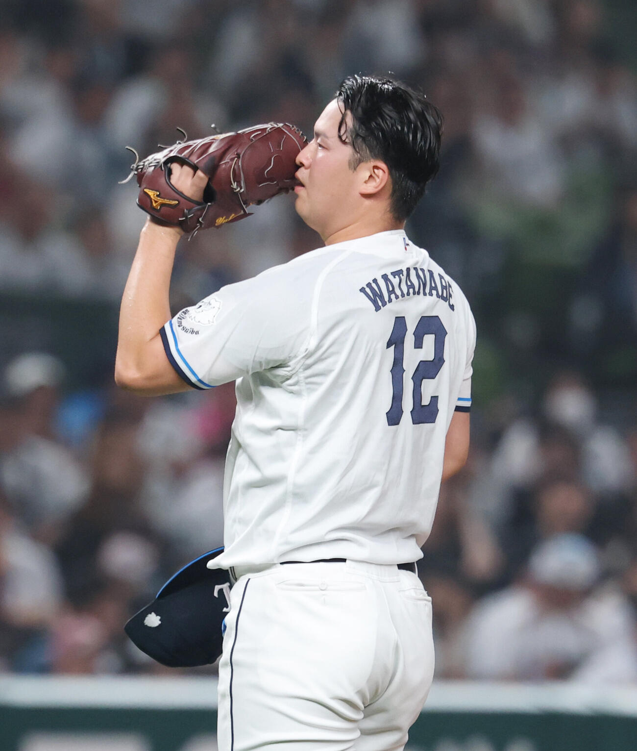 西武対日本ハム　5回表日本ハム2死一、二塁、奈良間大己に四球で出塁を許し満塁のピンチを迎える渡辺勇太朗（撮影・増田悦実）