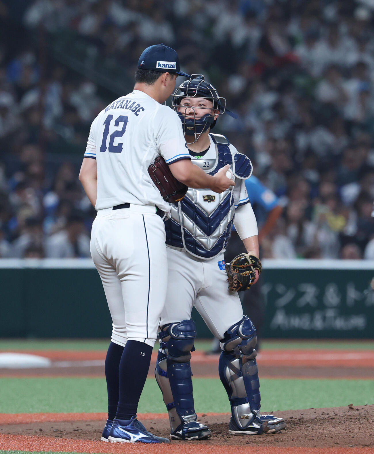 西武対日本ハム　5回表日本ハム無死一、二塁、走者を抱え話をする古賀悠斗（右）と渡辺勇太朗（撮影・増田悦実）