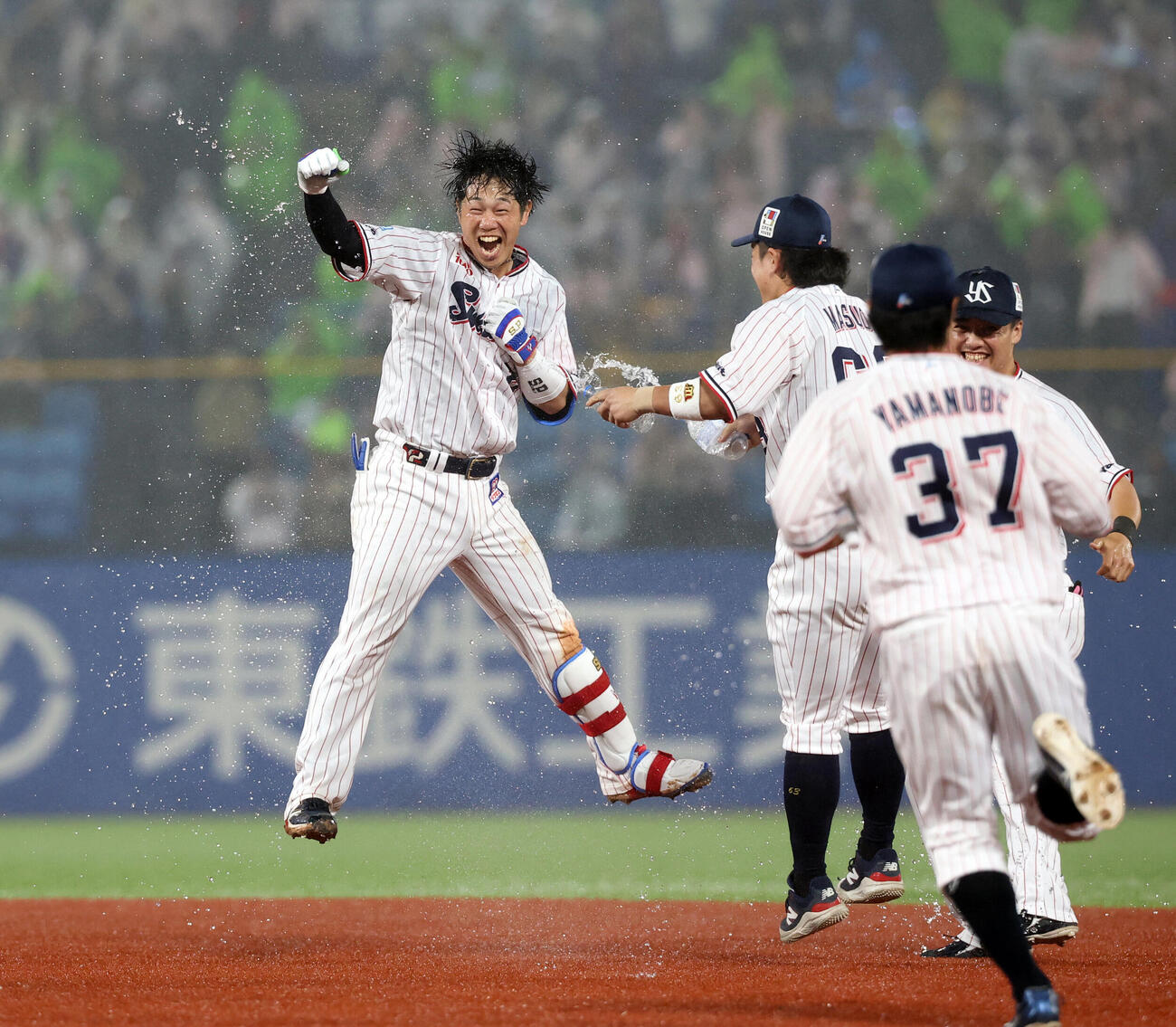 ヤクルト対中日　9回裏ヤクルト2死満塁、サヨナラ打を放った古賀優大（右）は大喜びでジャンプし祝福される（撮影・浅見桂子）