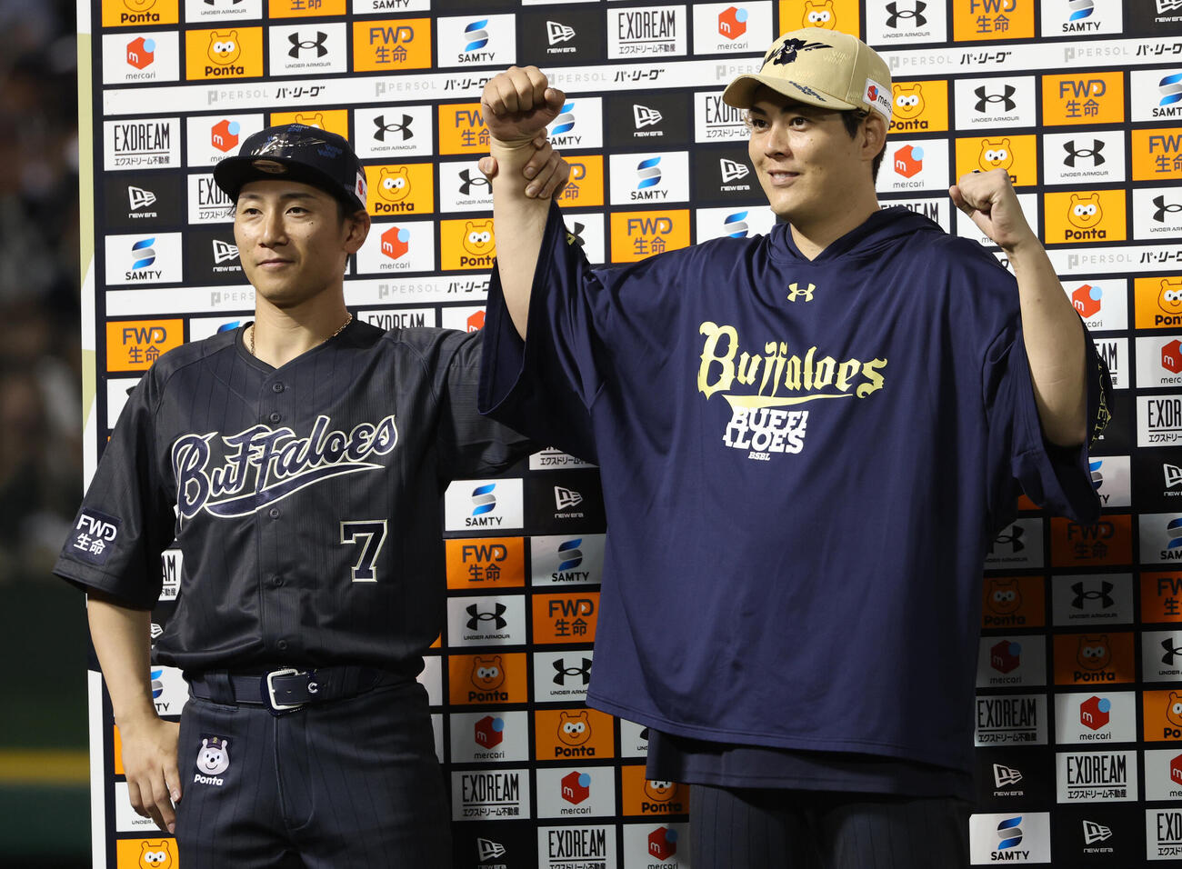 オリックス対楽天　決勝本塁打のオリックス西川龍馬（左）と6勝目を挙げた九里亜蓮はヒーローインタビュー後にポーズを決める（撮影・西尾就之）