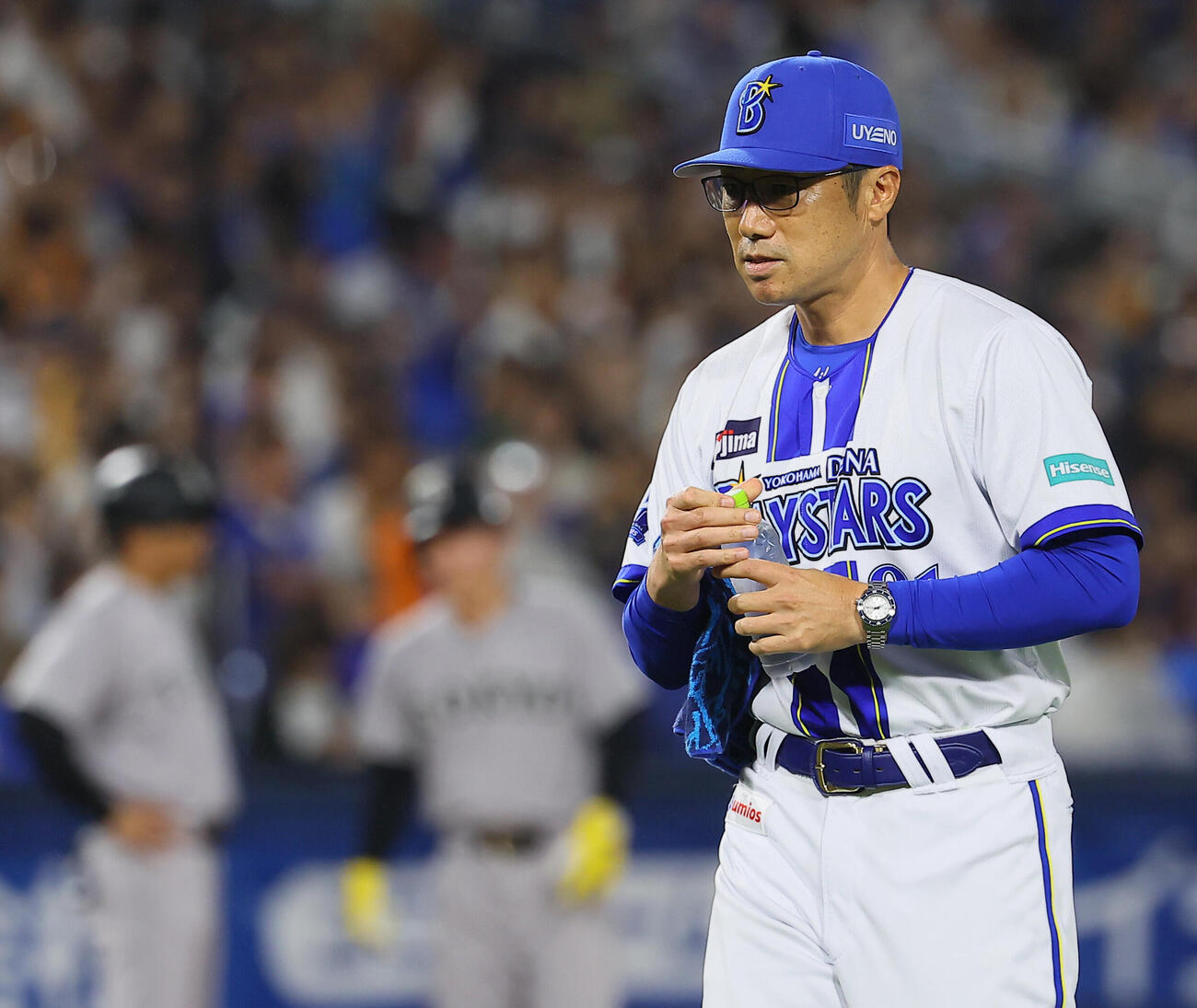 DeNA対巨人　7回表巨人2死三塁、ピンチにマウンドに駆けつけベンチに戻る相川亮二監督（撮影・水谷安孝）