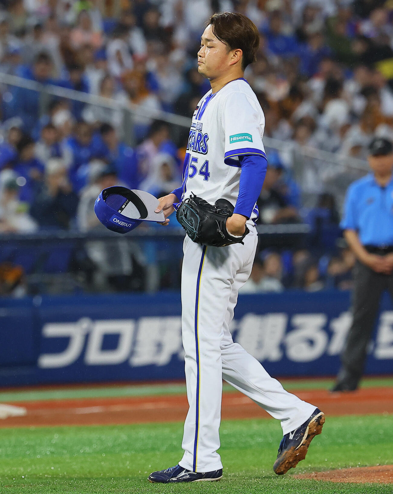 DeNA対巨人　2回表巨人1死三塁、岸田行倫に死球を与え帽子を取る石田裕太郎（撮影・水谷安孝）