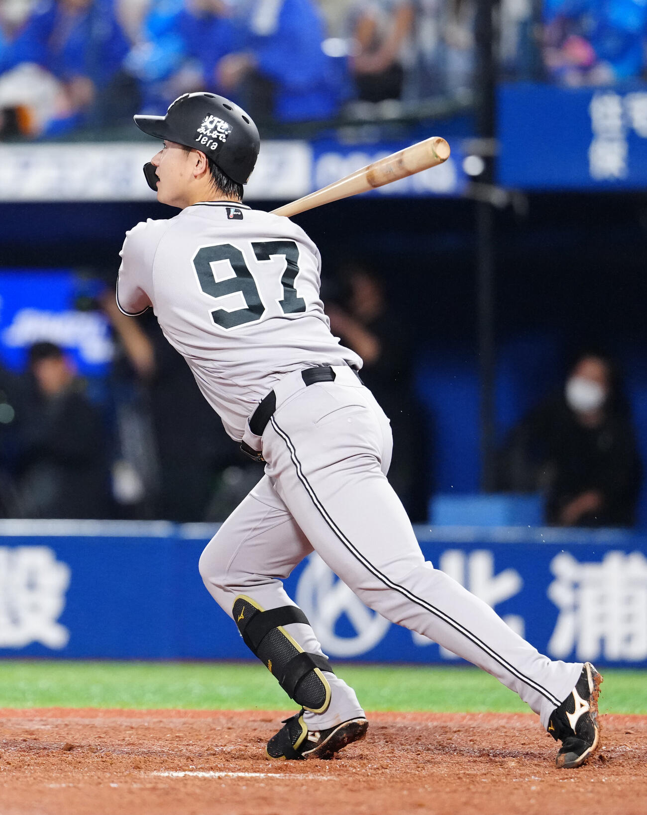 DeNA対巨人　4回表巨人1死一、三塁、犠飛を放つ井上温大（撮影・江口和貴）