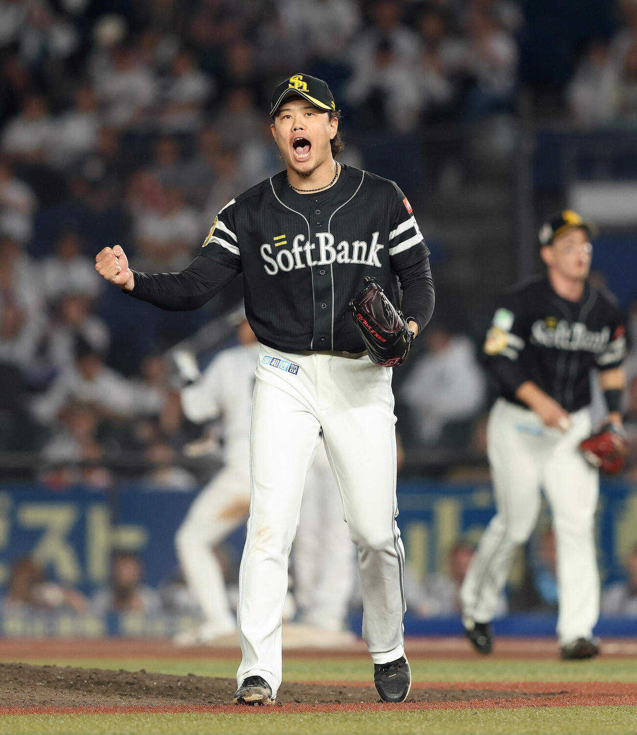 ロッテ対ソフトバンク　延長11回裏を抑える上茶谷大河（撮影・河田真司）