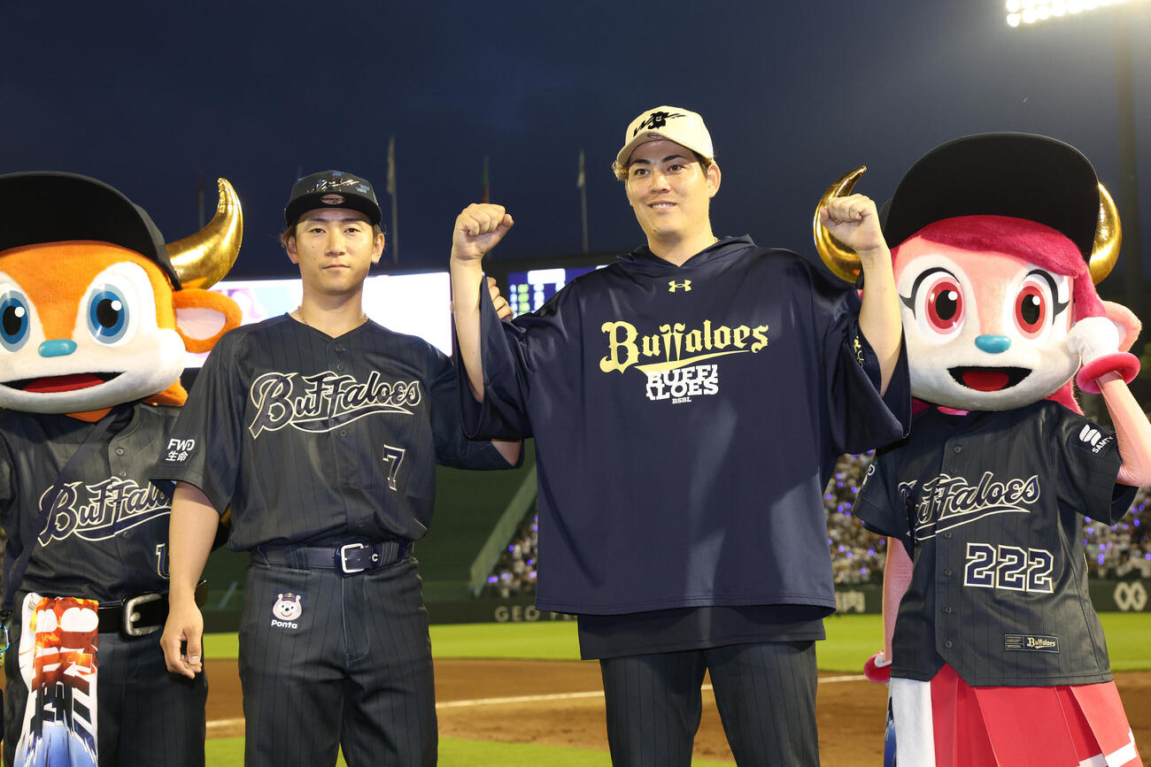オリックス対楽天　決勝本塁打のオリックス西川龍馬（左）と6勝目を挙げた九里亜蓮はヒーローインタビュー後にポーズを決める（撮影・西尾就之）