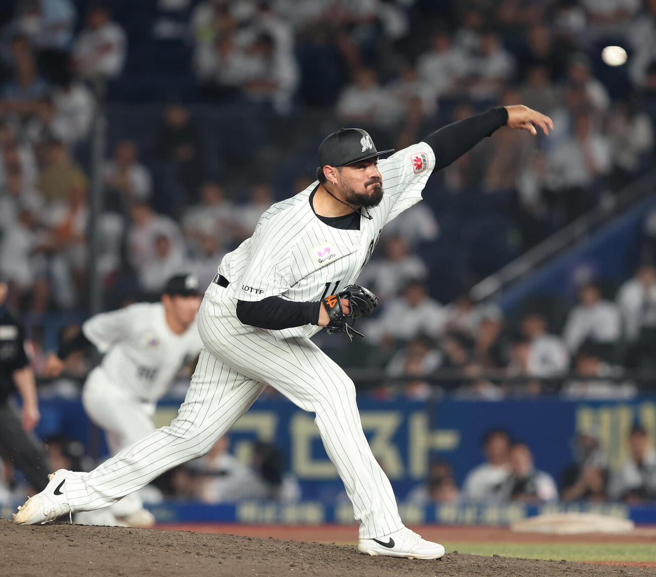 ロッテ対ソフトバンク　延長12回表、力投するカスティーヨ（撮影・河田真司）
