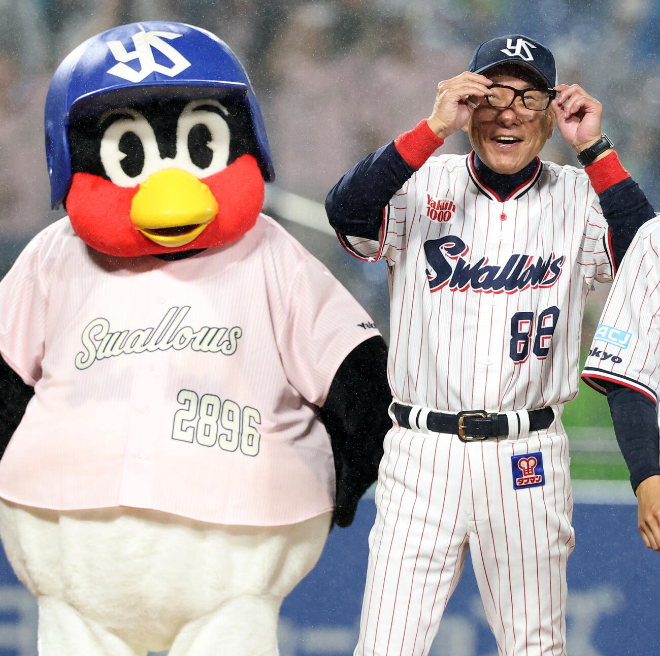 ヤクルト対中日　サヨナラ勝利で笑顔でメガネを外すヤクルト池山隆寛監督（撮影・浅見桂子）