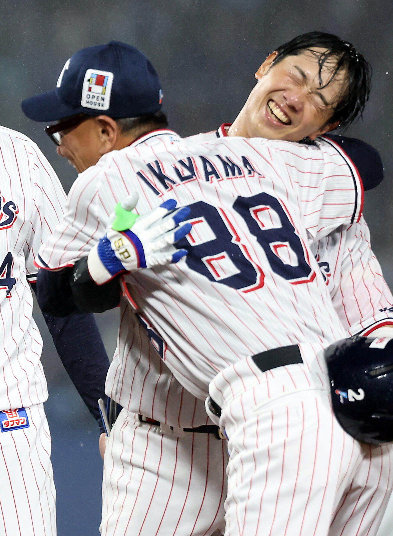 ヤクルト対中日　サヨナラ勝利でヤクルト池山隆寛監督から祝福される古賀優大（撮影・浅見桂子）