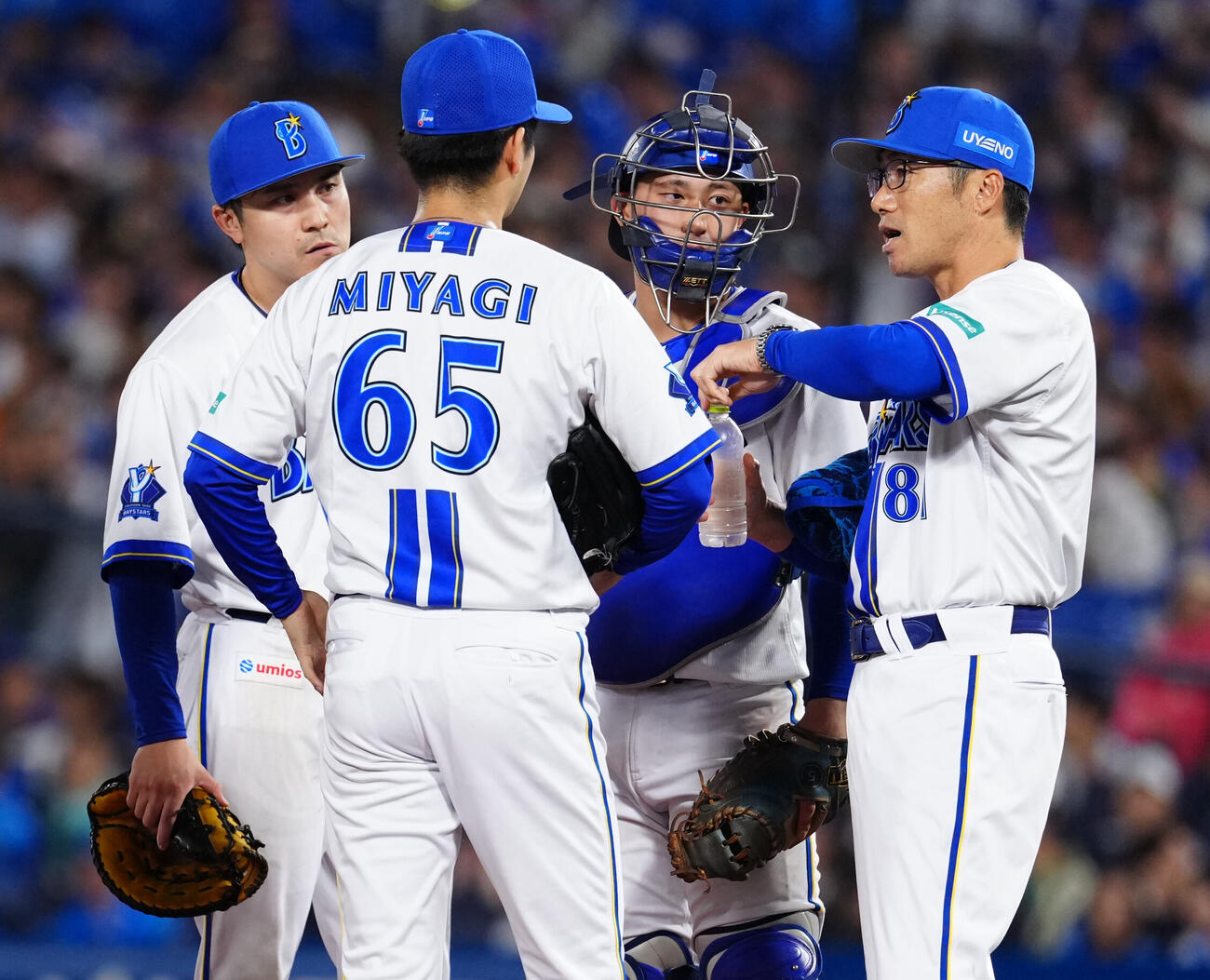 DeNA対巨人　7回表、DeNA2番手の宮城滝太（中央左）を激励する相川亮二監督（右端）（撮影・江口和貴）