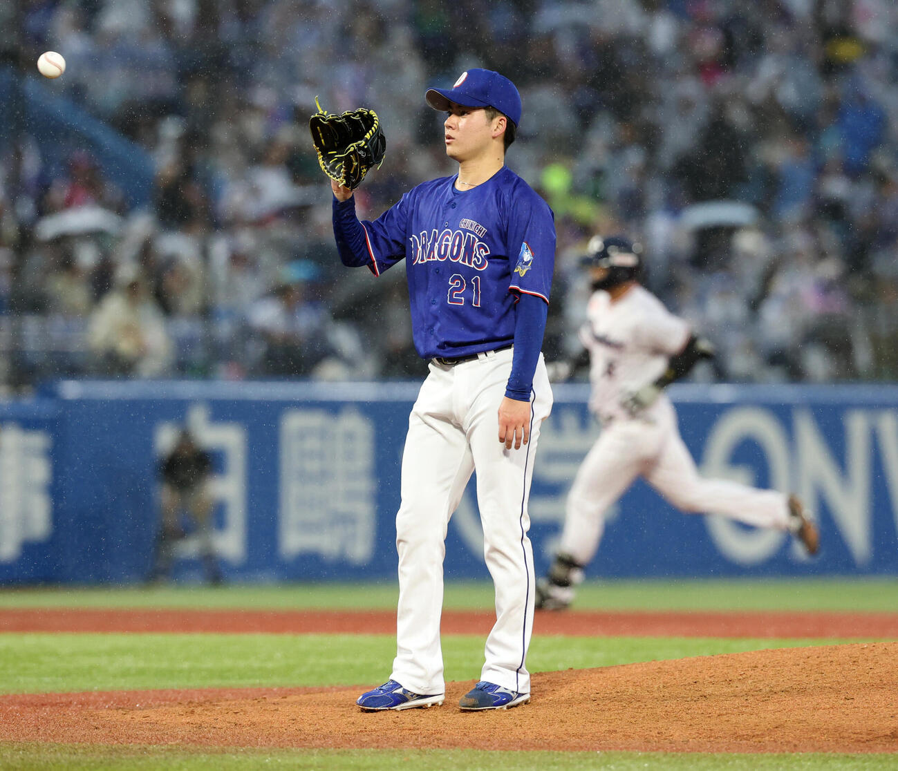 ヤクルト対中日　5回裏ヤクルト無死、松下歩叶（後方）にプロ初本塁打を許した金丸夢斗（撮影・浅見桂子）