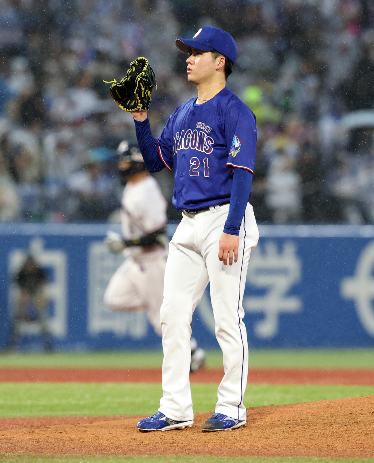 ヤクルト対中日　5回裏ヤクルト無死、松下歩叶（後方）にプロ初本塁打を許した金丸夢斗（撮影・浅見桂子）
