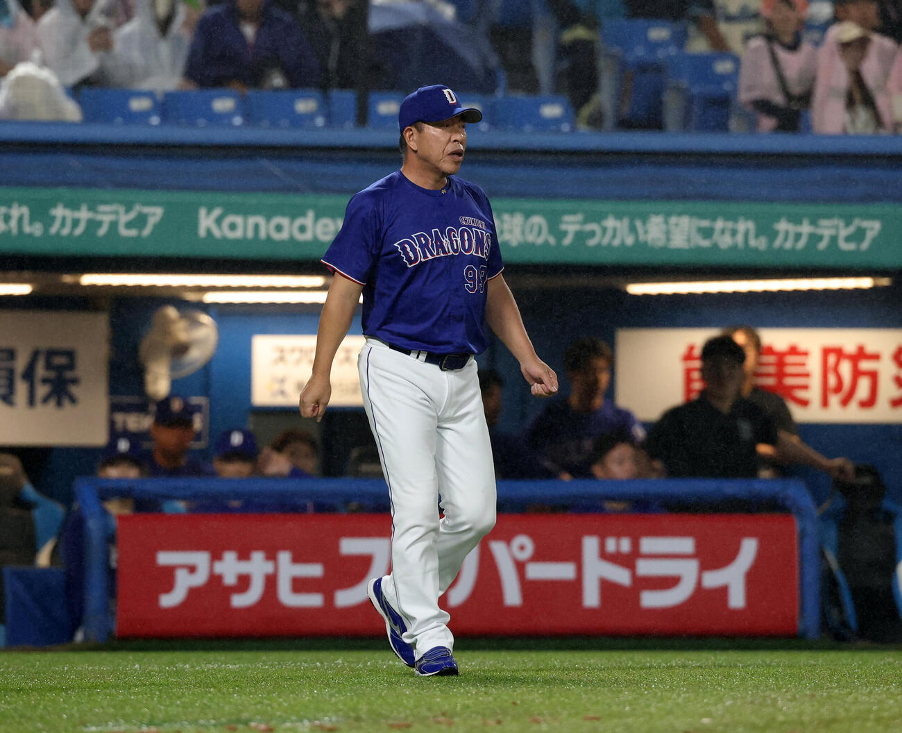 ヤクルト対中日　選手交代を告げる中日井上一樹監督（撮影・浅見桂子）