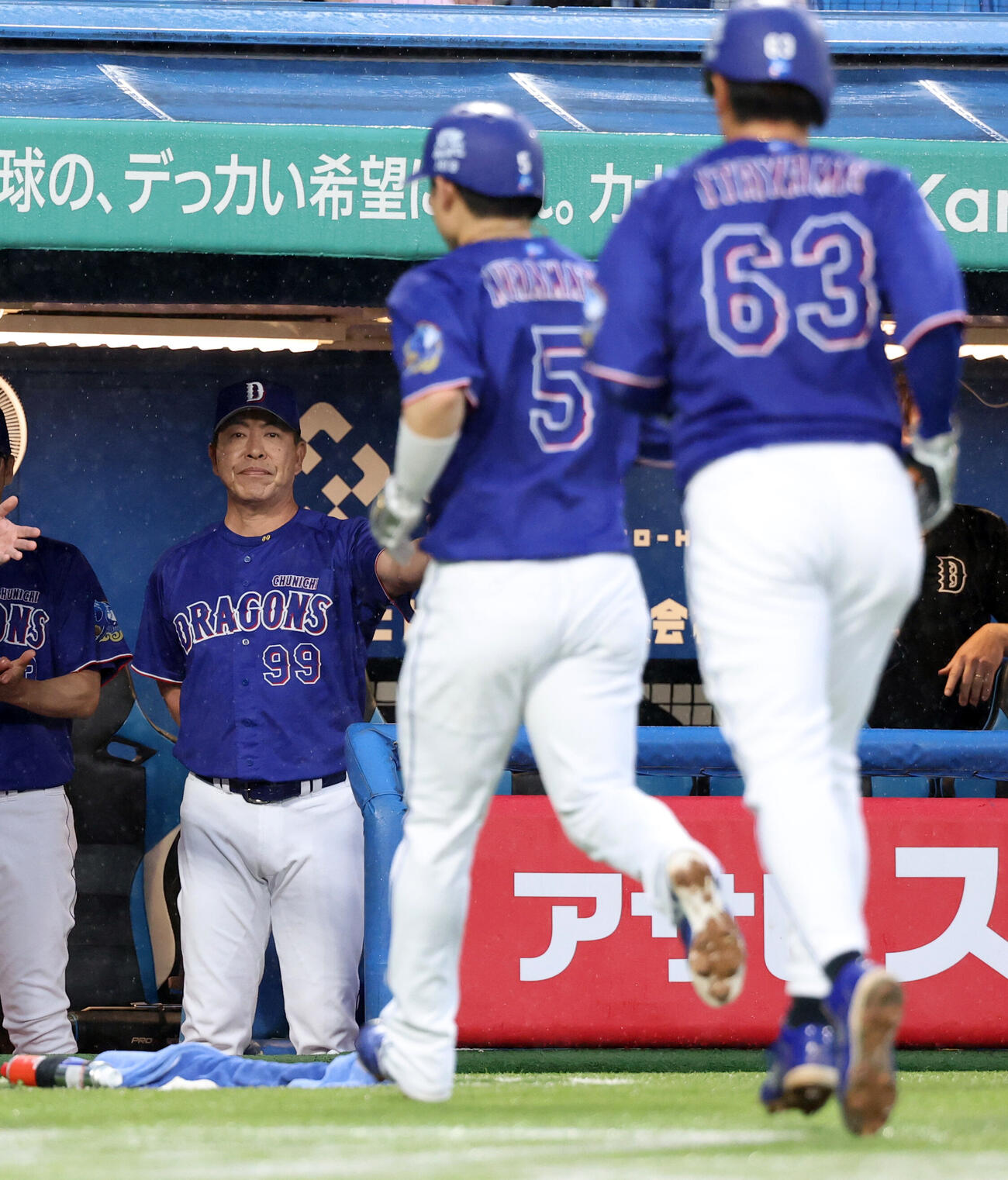 ヤクルト対中日　6回表中日1死二、三塁、細川成也の2点適時二塁打で生還した村松開人（手前）らを迎える井上一樹監督（撮影・浅見桂子）