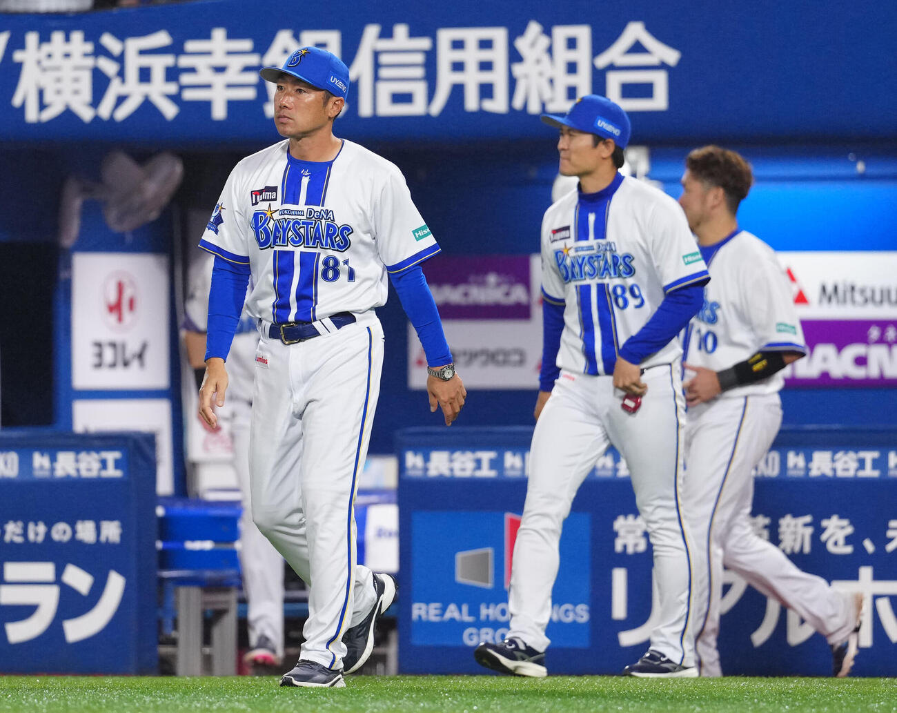 DeNA対巨人　試合後、ファンへあいさつに向かうDeNA相川亮二監督（左）（撮影・江口和貴）