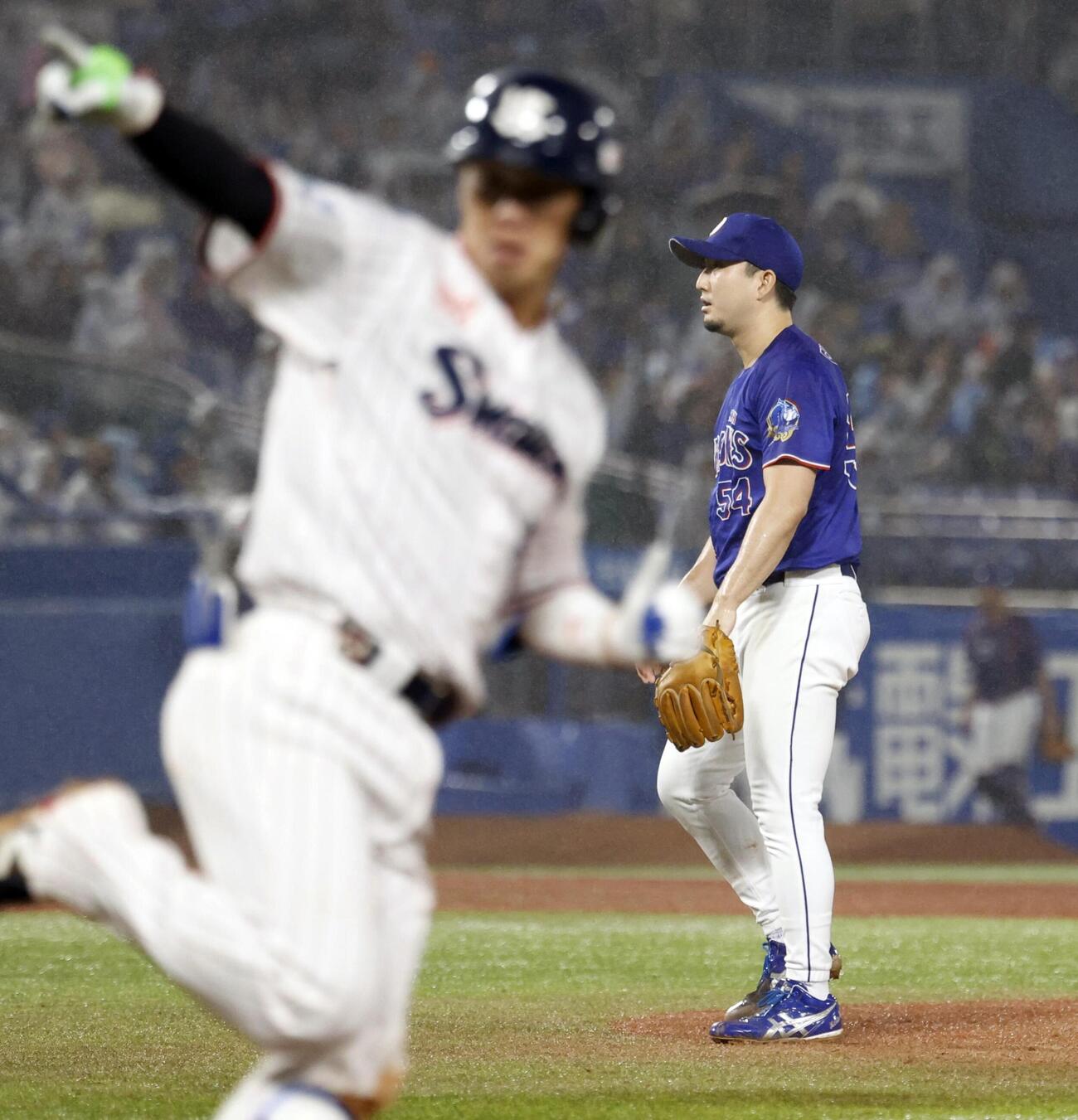 9回、ヤクルト・古賀（手前）にサヨナラ打を許した中日・藤嶋＝神宮（共同）