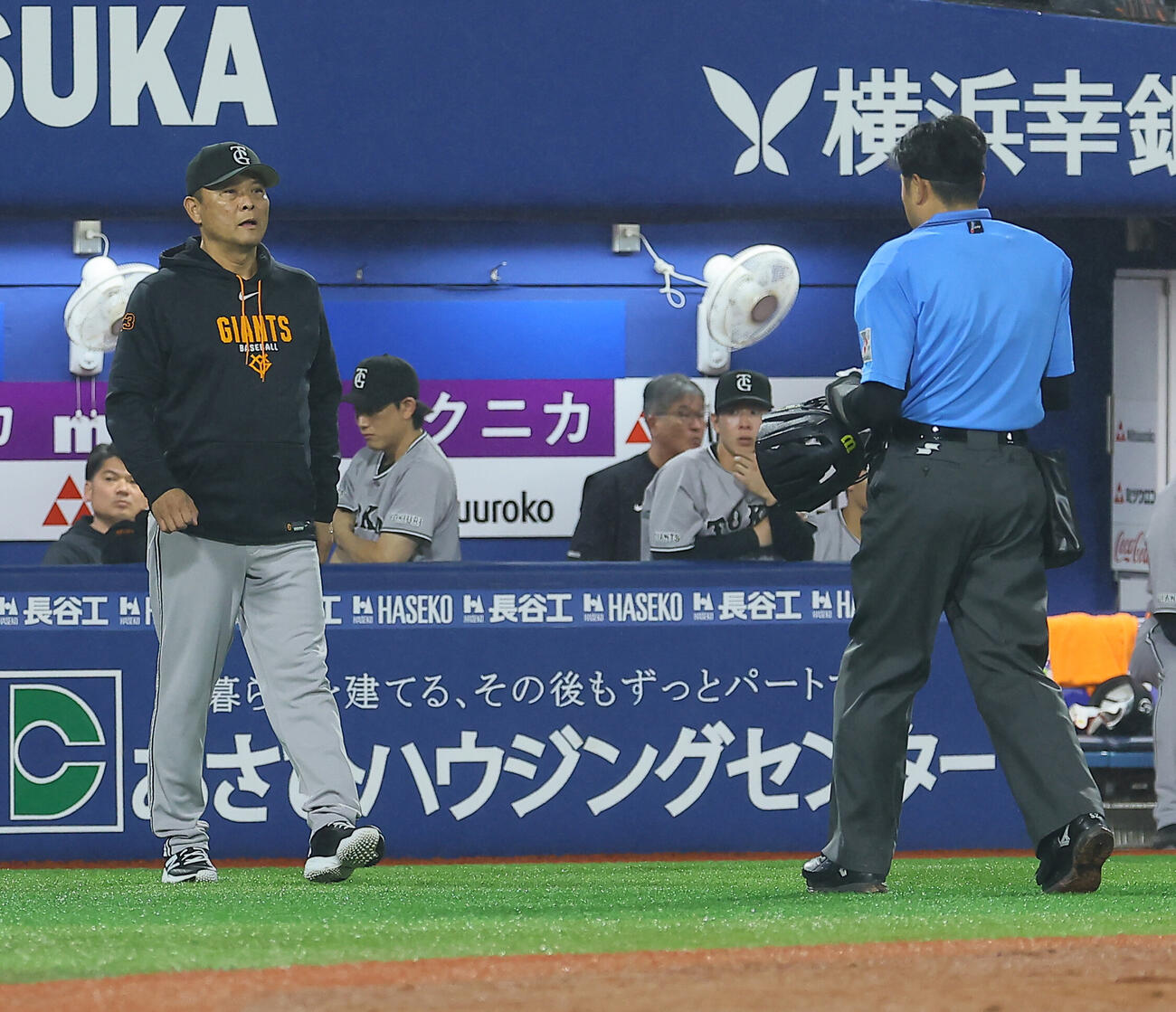 DeNA対巨人　選手交代を告げる巨人橋上秀樹監督代行（撮影・水谷安孝）