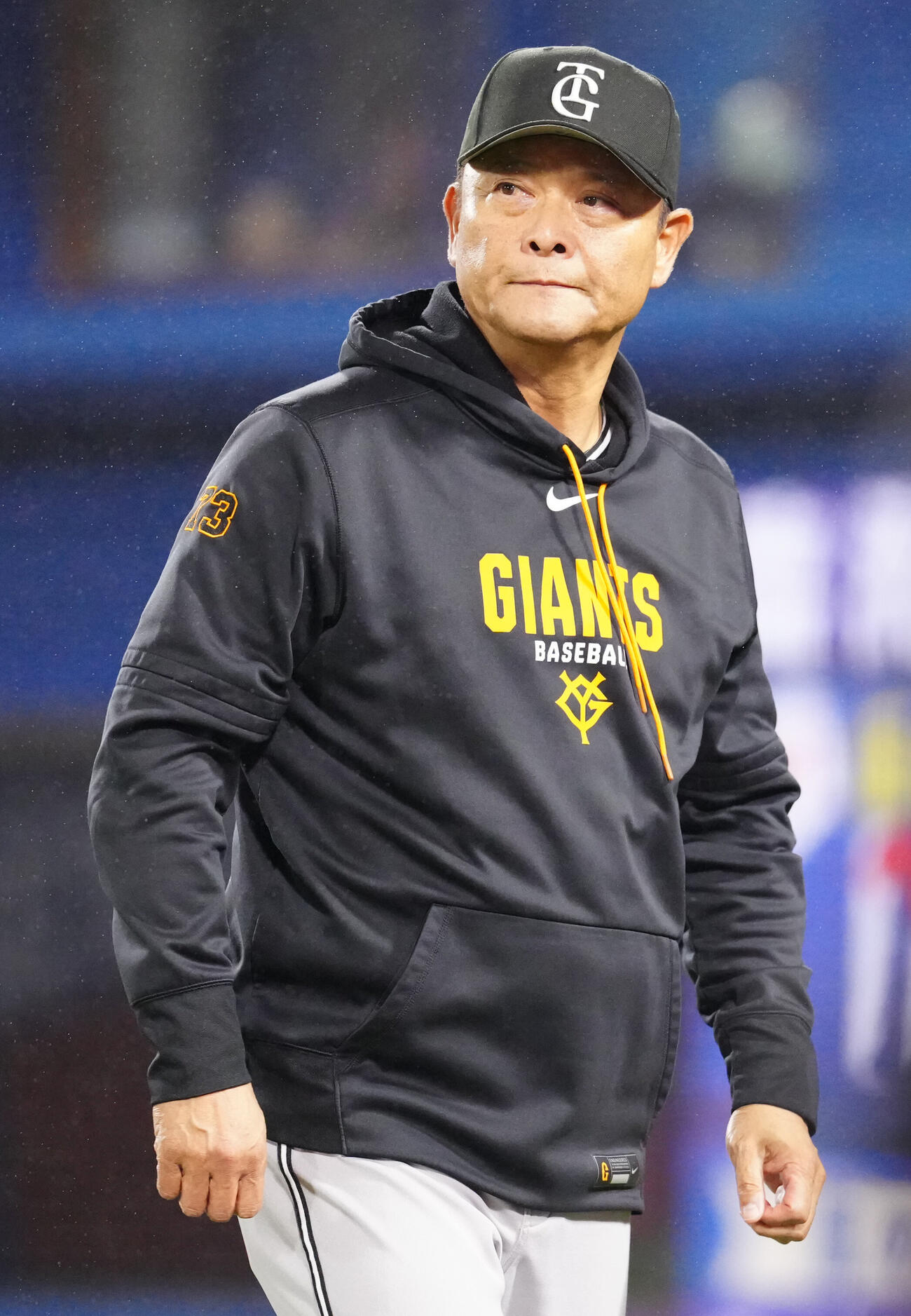 DeNA対巨人　8回裏開始前、選手交代を告げ、ベンチに引き揚げる巨人橋上秀樹監督代行（撮影・江口和貴）