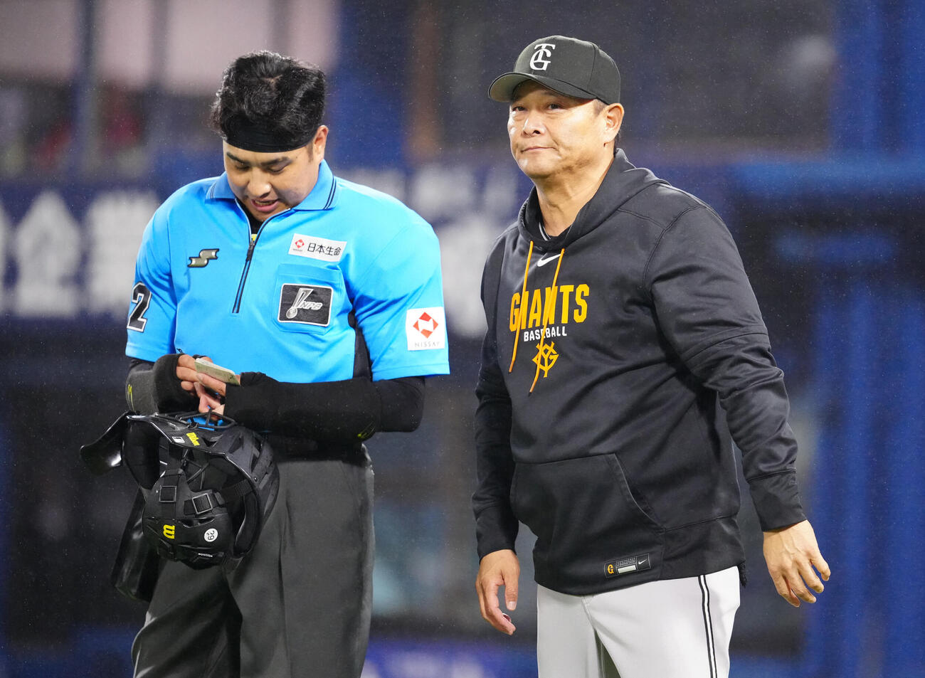 DeNA対巨人　8回裏開始前、選手交代を告げる巨人橋上秀樹監督代行（右）（撮影・江口和貴）