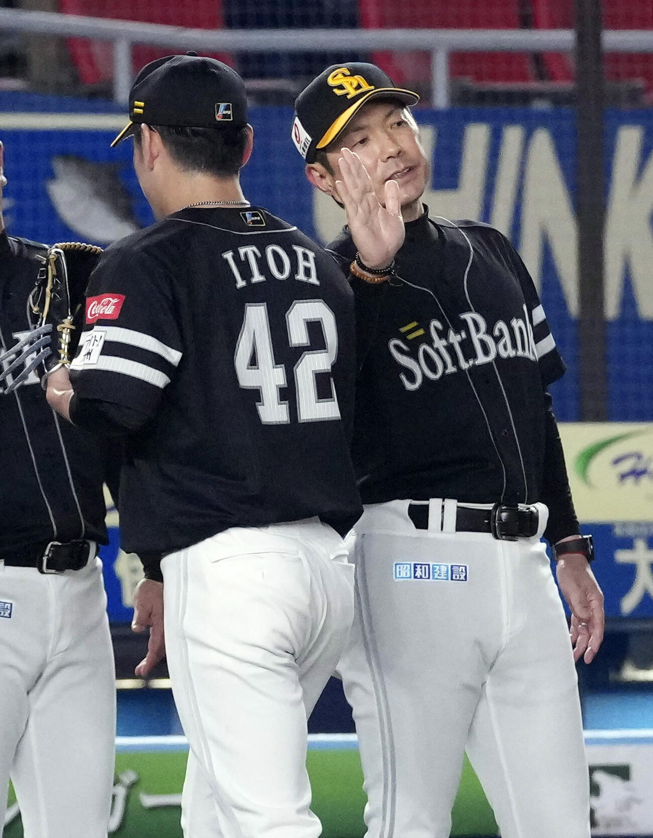 ロッテに引き分け、ナインを迎えるソフトバンク・小久保監督＝ZOZOマリン（共同）