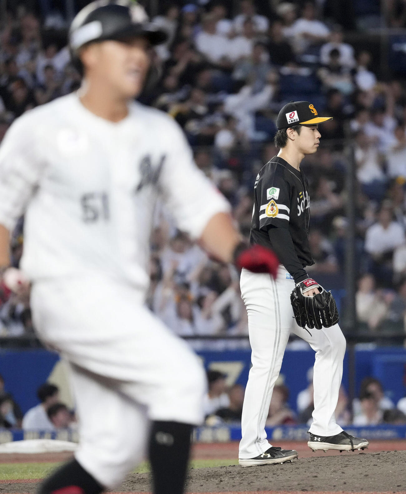 5回、ロッテ・山口（手前）に2ランを浴びたソフトバンク・松本晴＝ZOZOマリン（共同）