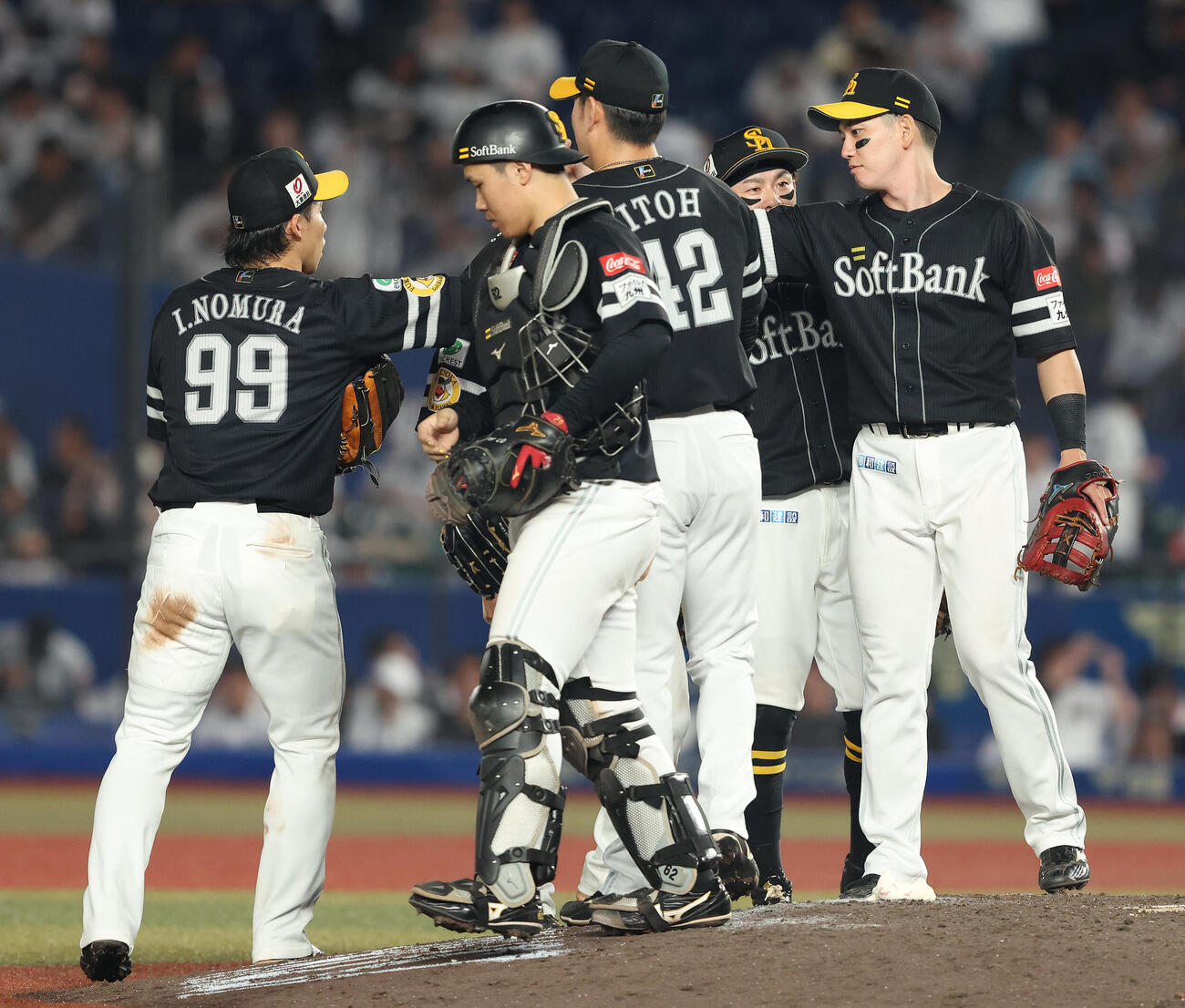 ロッテ対ソフトバンク　引き分けで試合を終えマウンドに集まるソフトバンクナイン（撮影・河田真司）