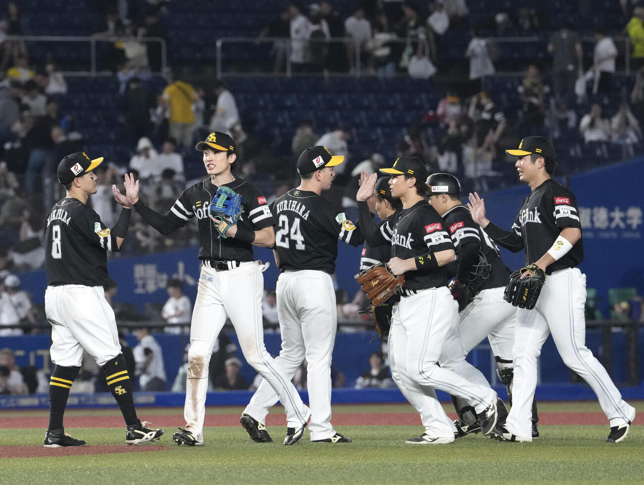 ロッテに引き分け、タッチを交わすソフトバンクナイン＝ZOZOマリン（共同）