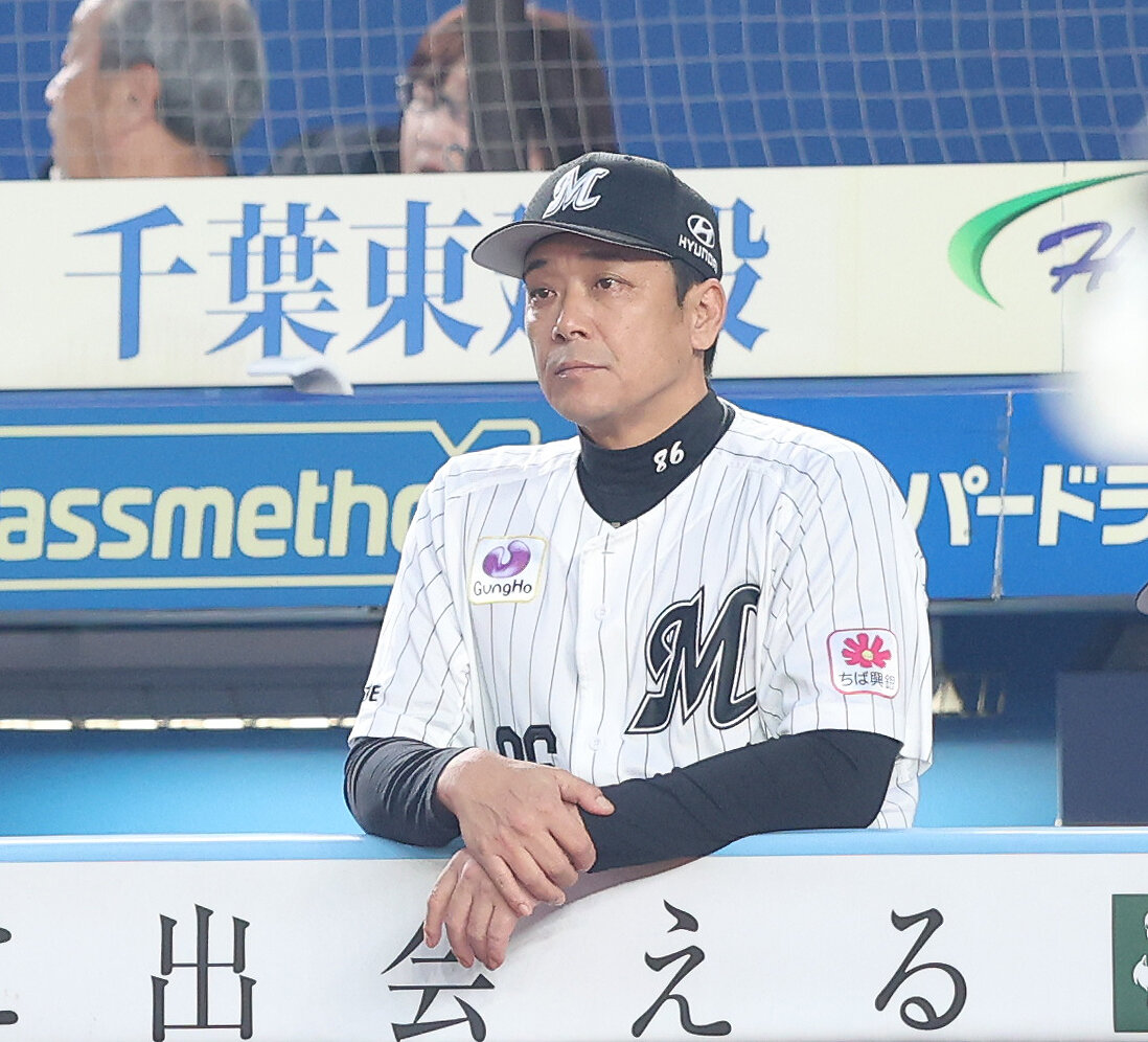 ロッテ対ソフトバンク　5回裏、戦況を見守るサブロー監督（撮影・河田真司）