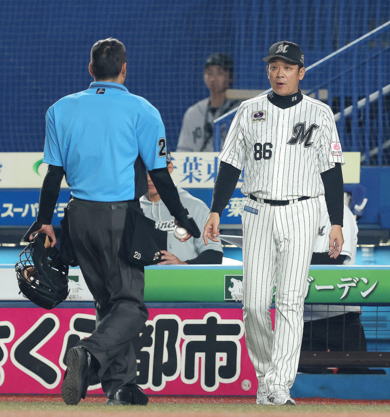 ロッテ対ソフトバンク　8回裏を終え選手交代を告げるサブロー監督（撮影・河田真司）