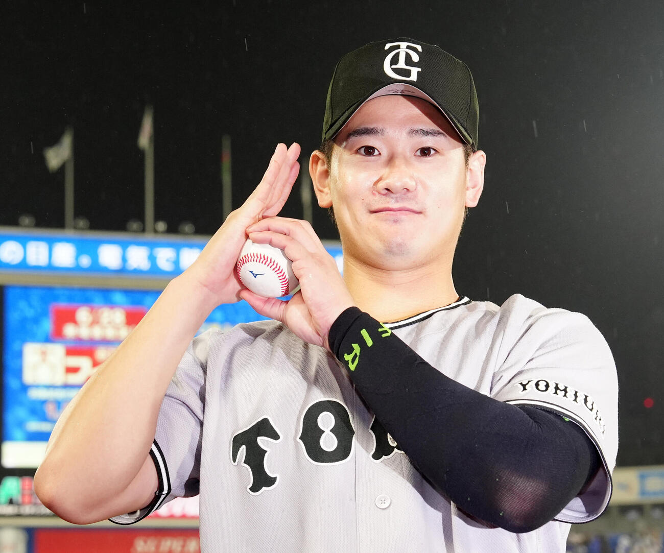 DeNA対巨人　6勝目を挙げ、写真に納まる巨人井上温大（撮影・江口和貴）