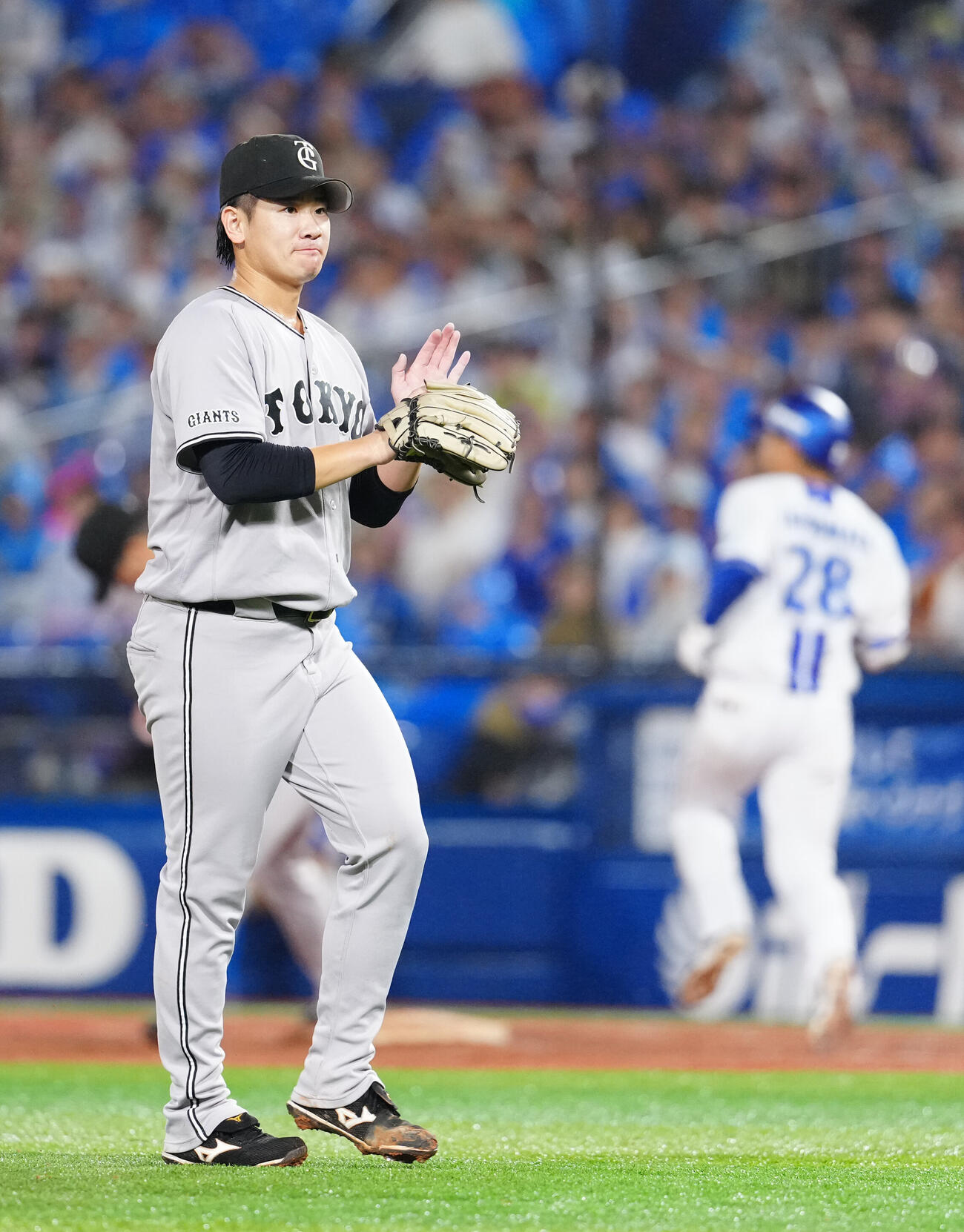DeNA対巨人　3回裏DeNA2死、勝又温史（右）を二ゴロに仕留めた井上温大（撮影・江口和貴）