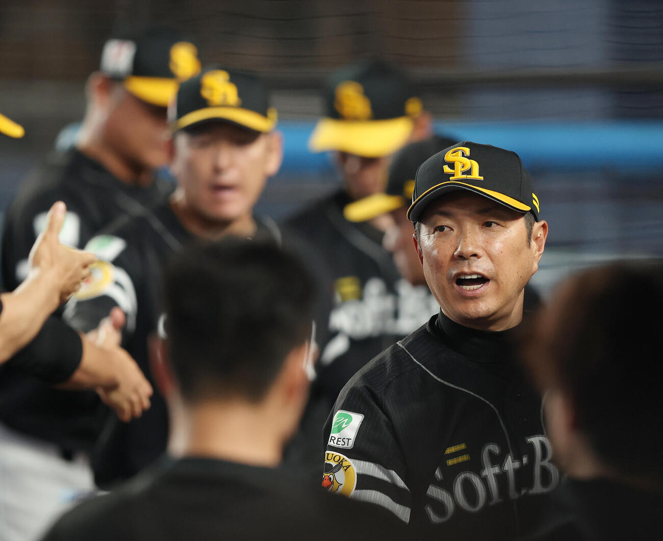ロッテ対ソフトバンク　引き分けで試合を終え、ナインを迎えに行く小久保裕紀監督（撮影・河田真司）