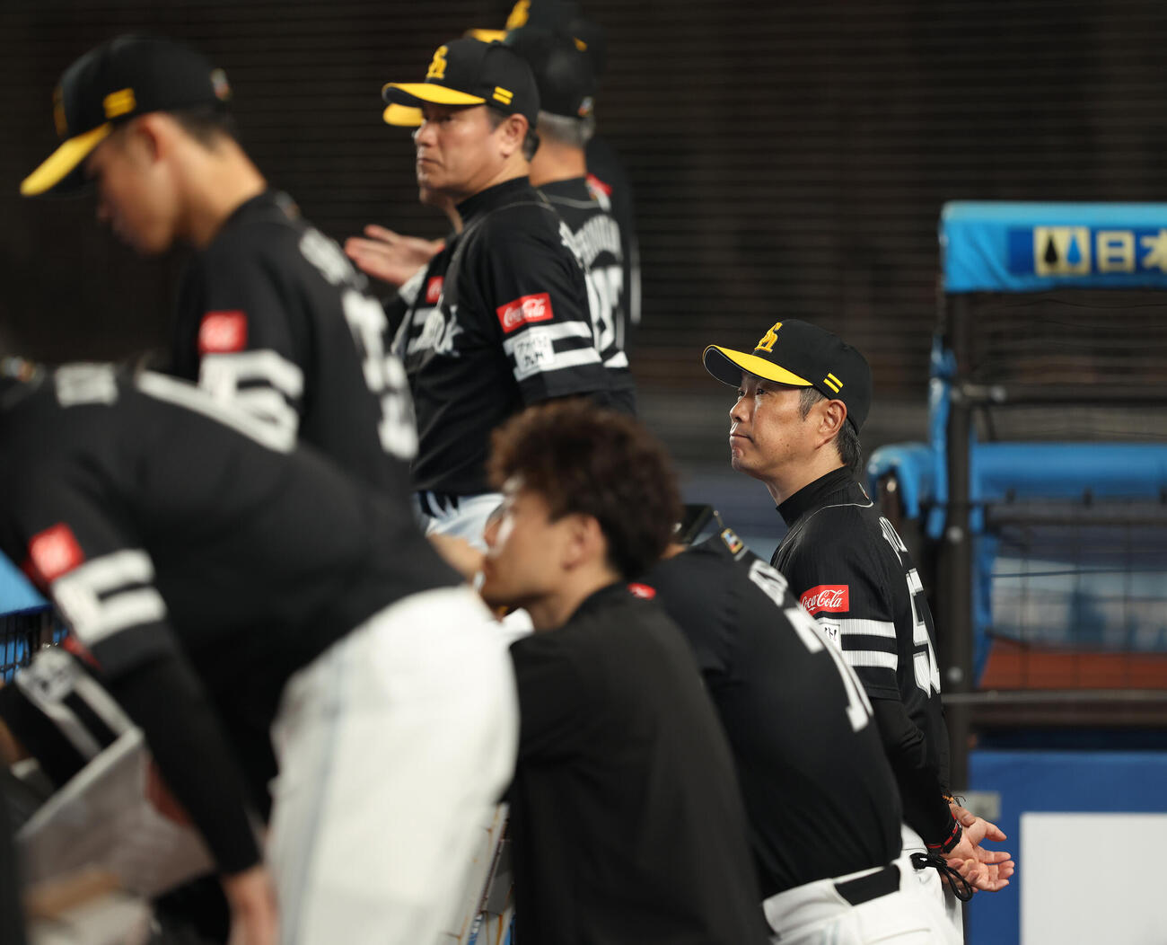 ロッテ対ソフトバンク　延長12回裏、戦況を見守る小久保裕紀監督（撮影・河田真司）