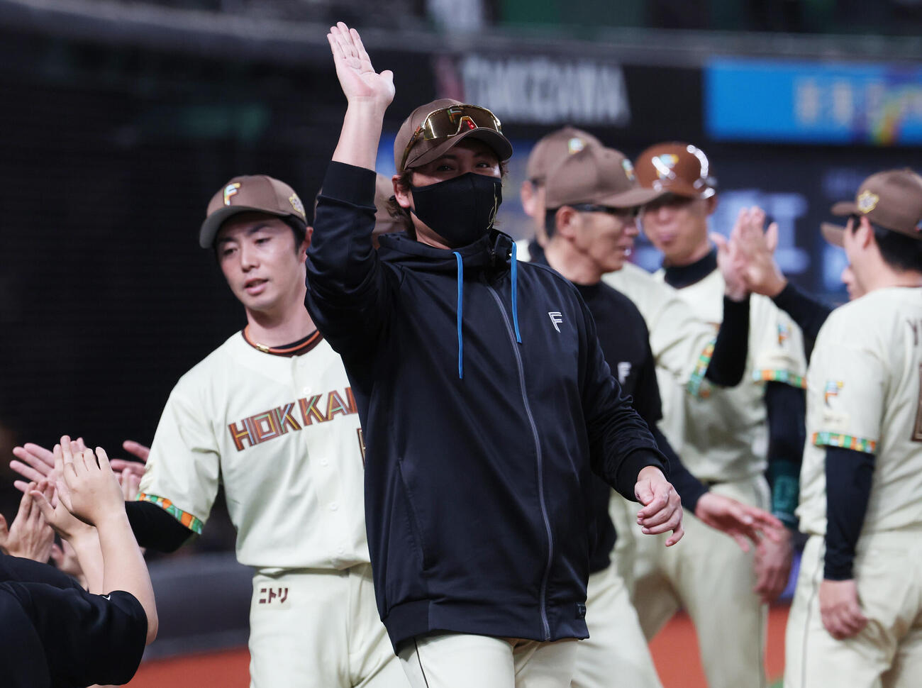 西武対日本ハム　勝利しスタッフとタッチを交わす日本ハム新庄剛志監督（撮影・増田悦実）