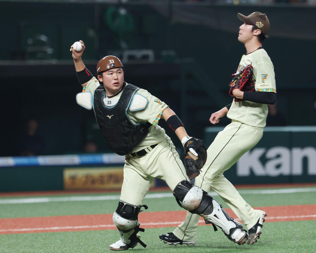 西武対日本ハム　4回裏西武1死、外崎修汰の補ゴロをさばく進藤勇也（撮影・増田悦実）