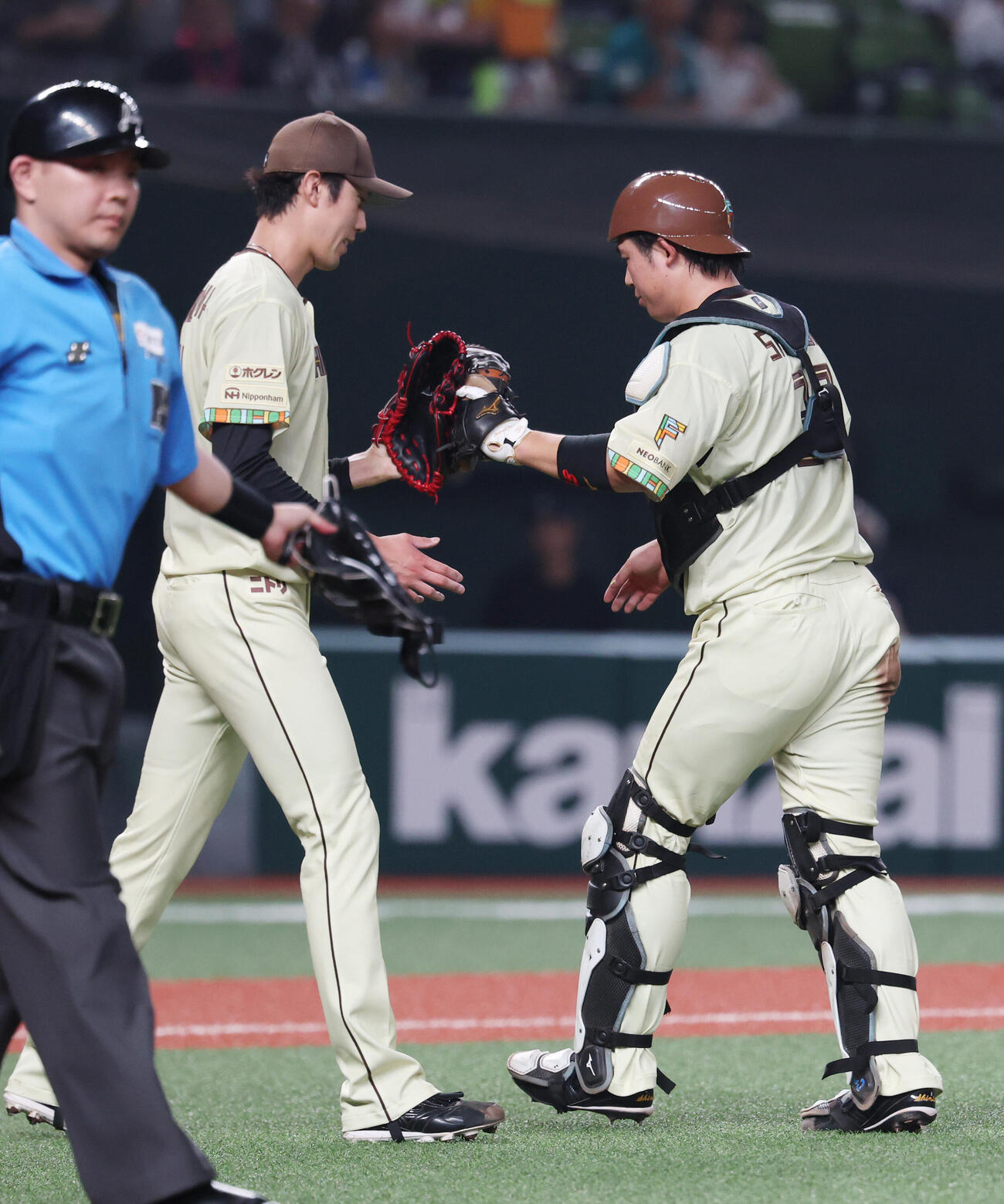 西武対日本ハム　4回裏西武1死、外崎修汰の補ゴロをさばいた進藤勇也（右）とタッチを交わす福島蓮（撮影・増田悦実）