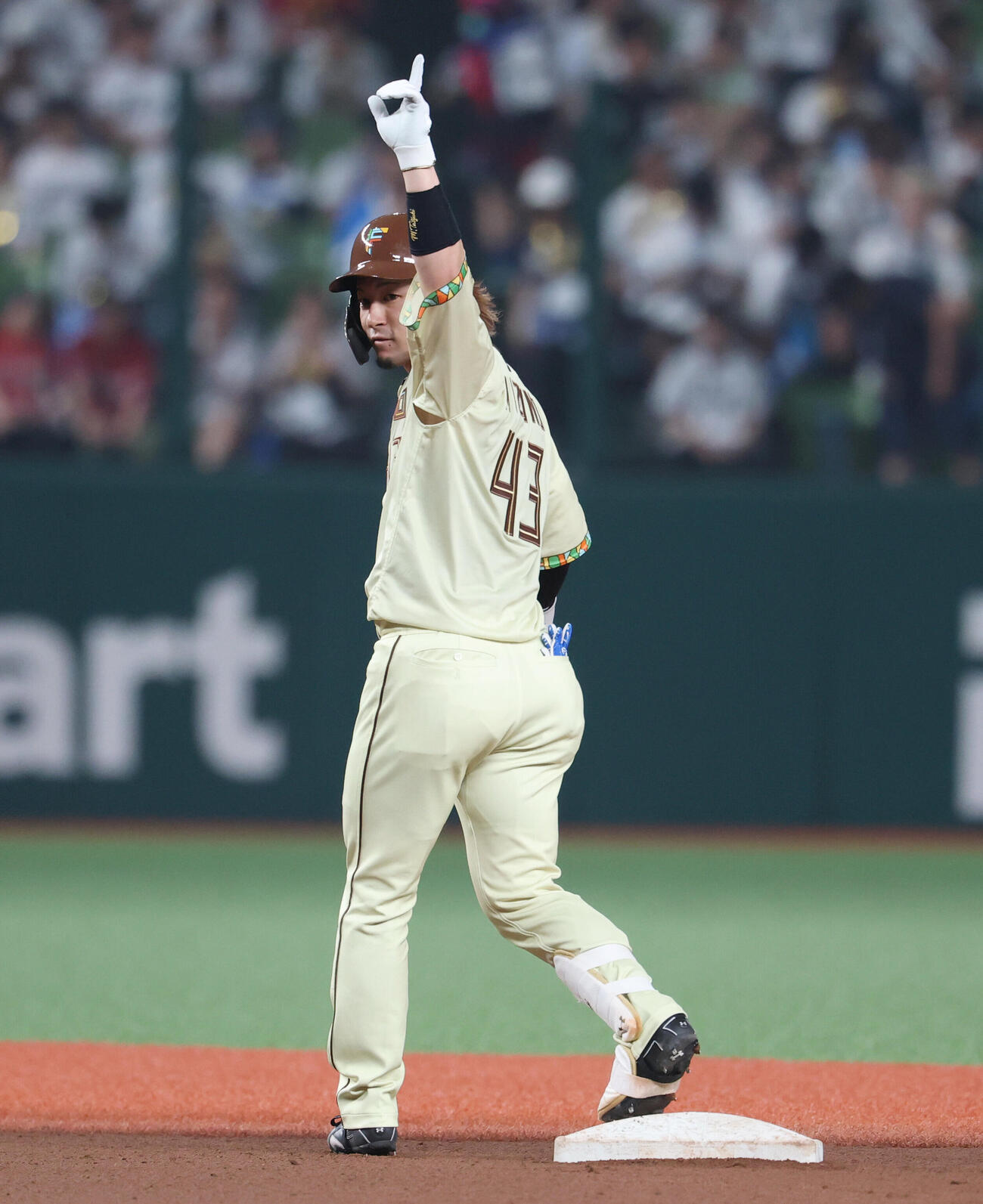 西武対日本ハム　6回表日本ハム無死、二塁打を放ちポーズをする水野達稀（撮影・増田悦実）