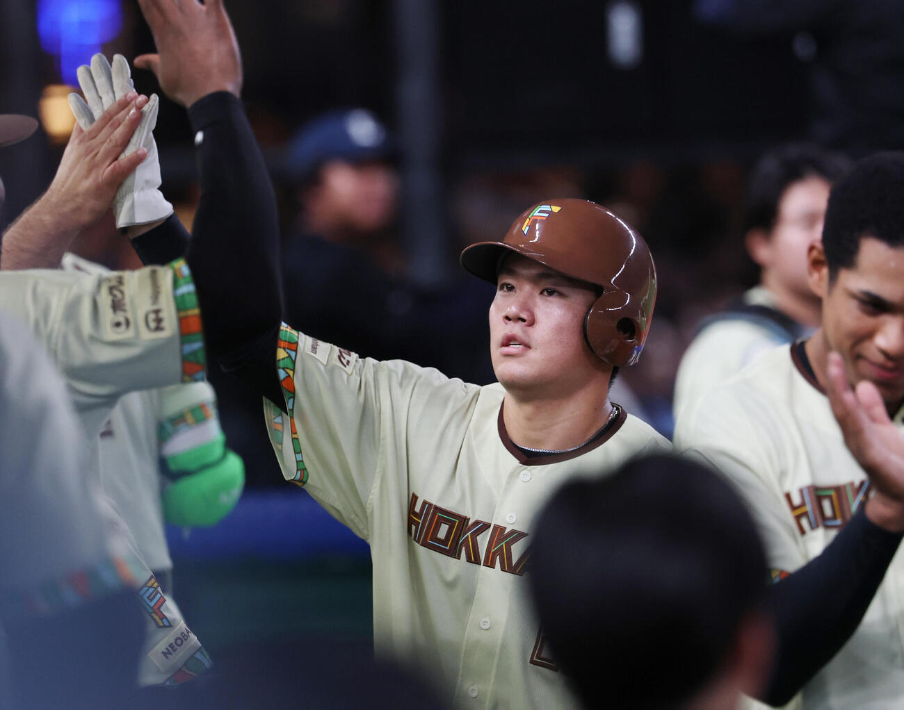 西武対日本ハム　6回表を終えベンチに戻りナインとタッチを交わす吉田賢吾（撮影・増田悦実）