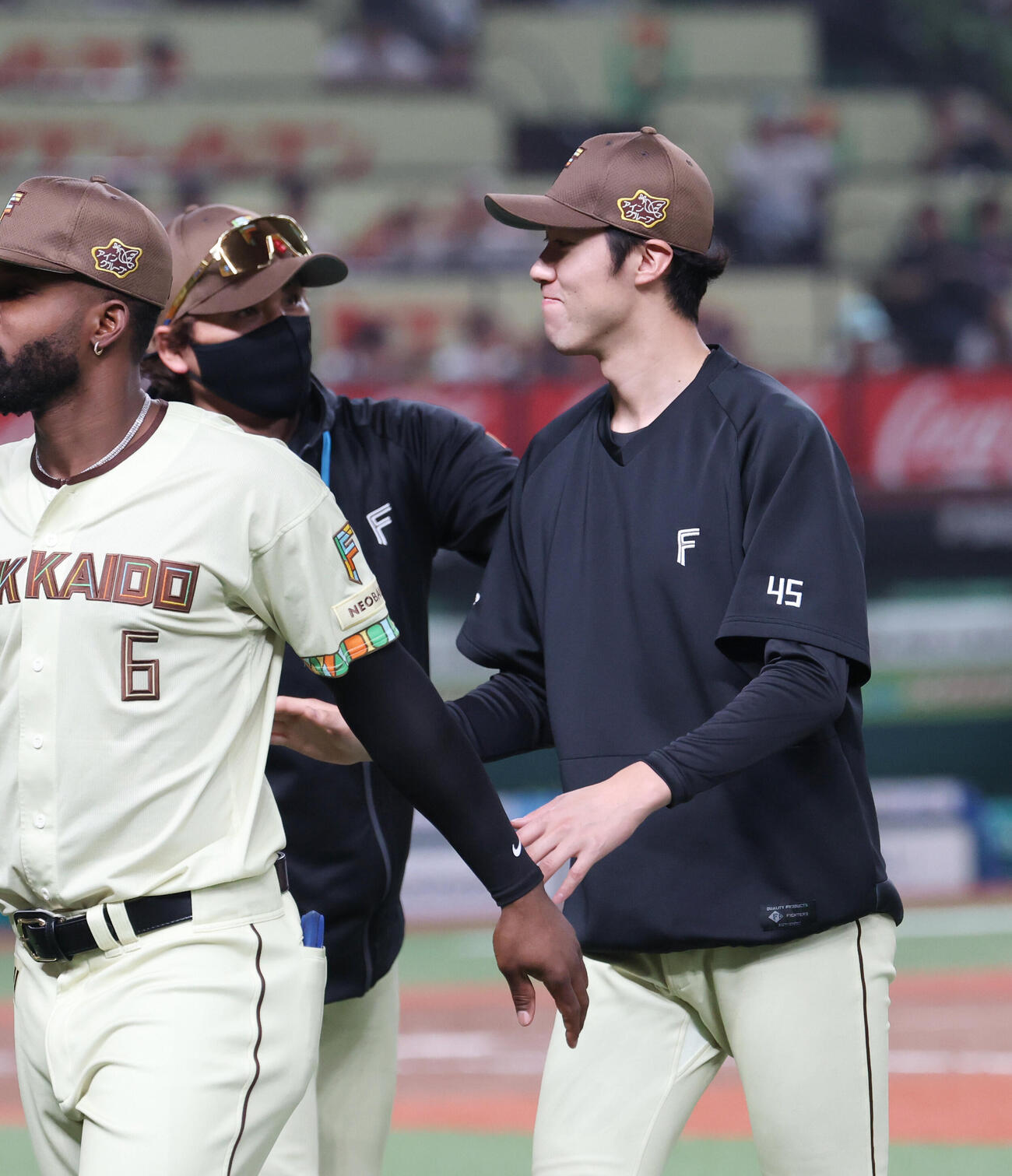西武対日本ハム　勝利しタッチを交わす日本ハム新庄剛志監督（左）と福島蓮（撮影・増田悦実）