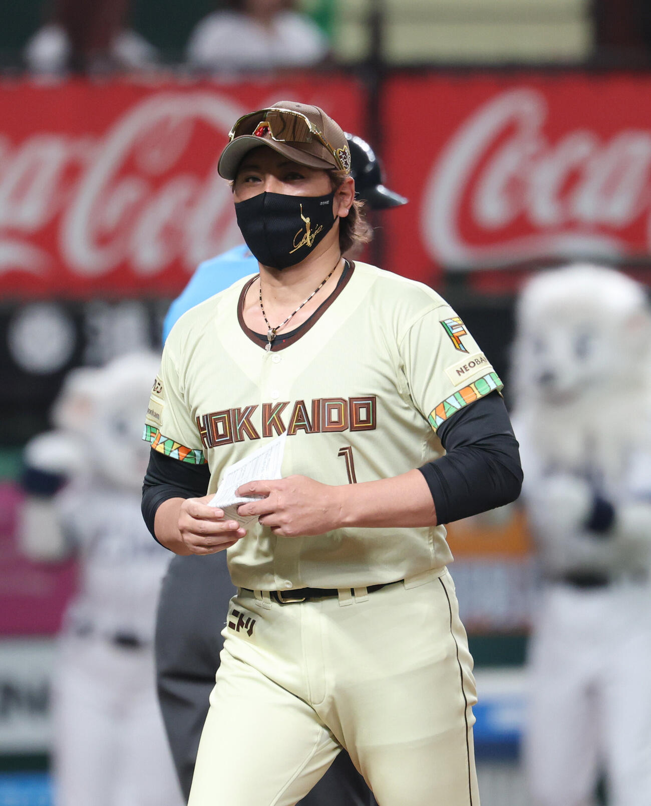 西武対日本ハム　メンバー表交換を行いベンチに戻る日本ハム新庄剛志監督（撮影・増田悦実）