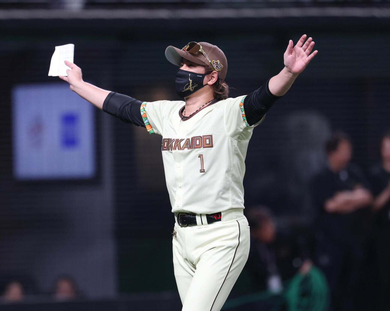 西武対日本ハム　メンバー表交換を行い手を振りながらベンチに戻る日本ハム新庄剛志監督（撮影・増田悦実）