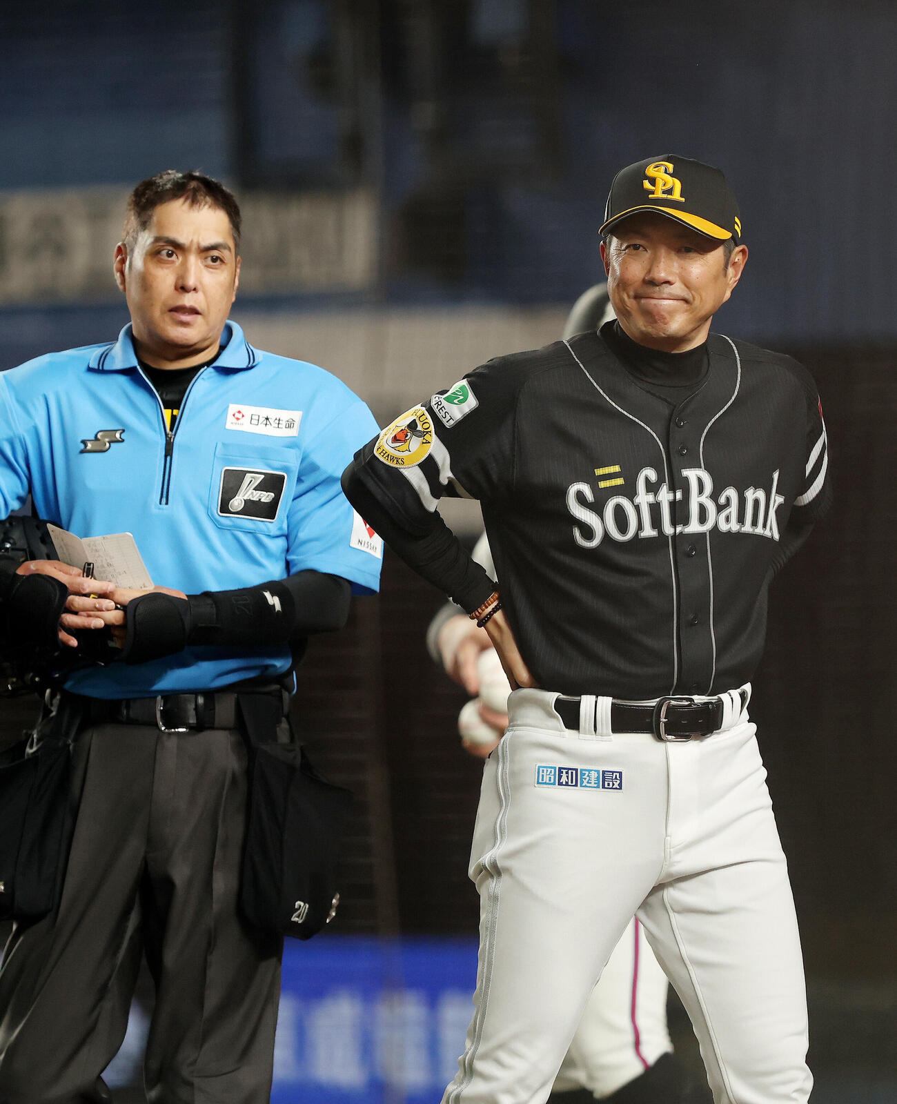 ロッテ対ソフトバンク　延長11回表を終え、選手交代を告げる小久保裕紀監督（撮影・河田真司）